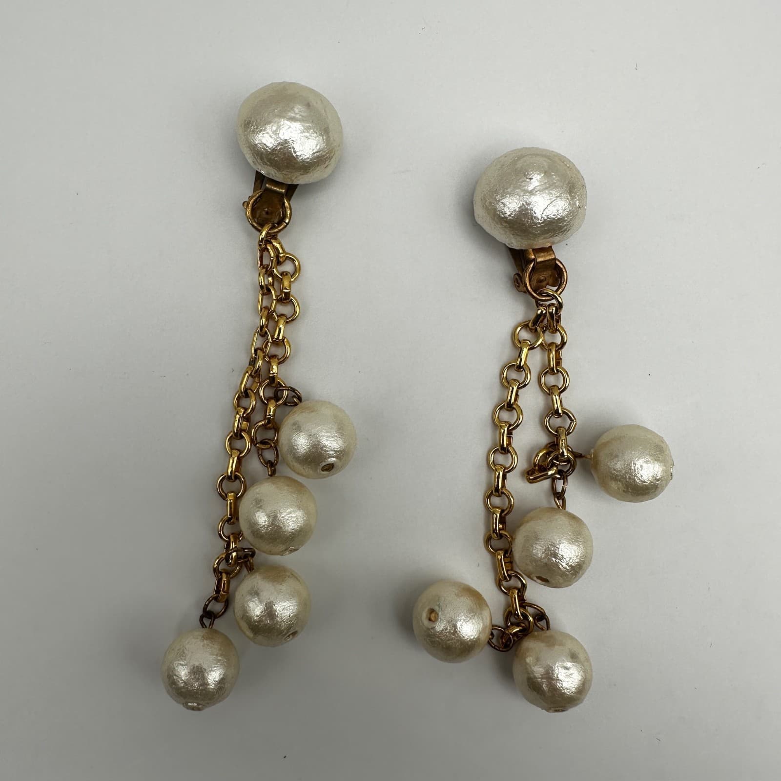 Vintage 90s Faux Pearl Dangle Clip On Earrings Gold Tone Chain Statement Jewelry - Thumbnail 2