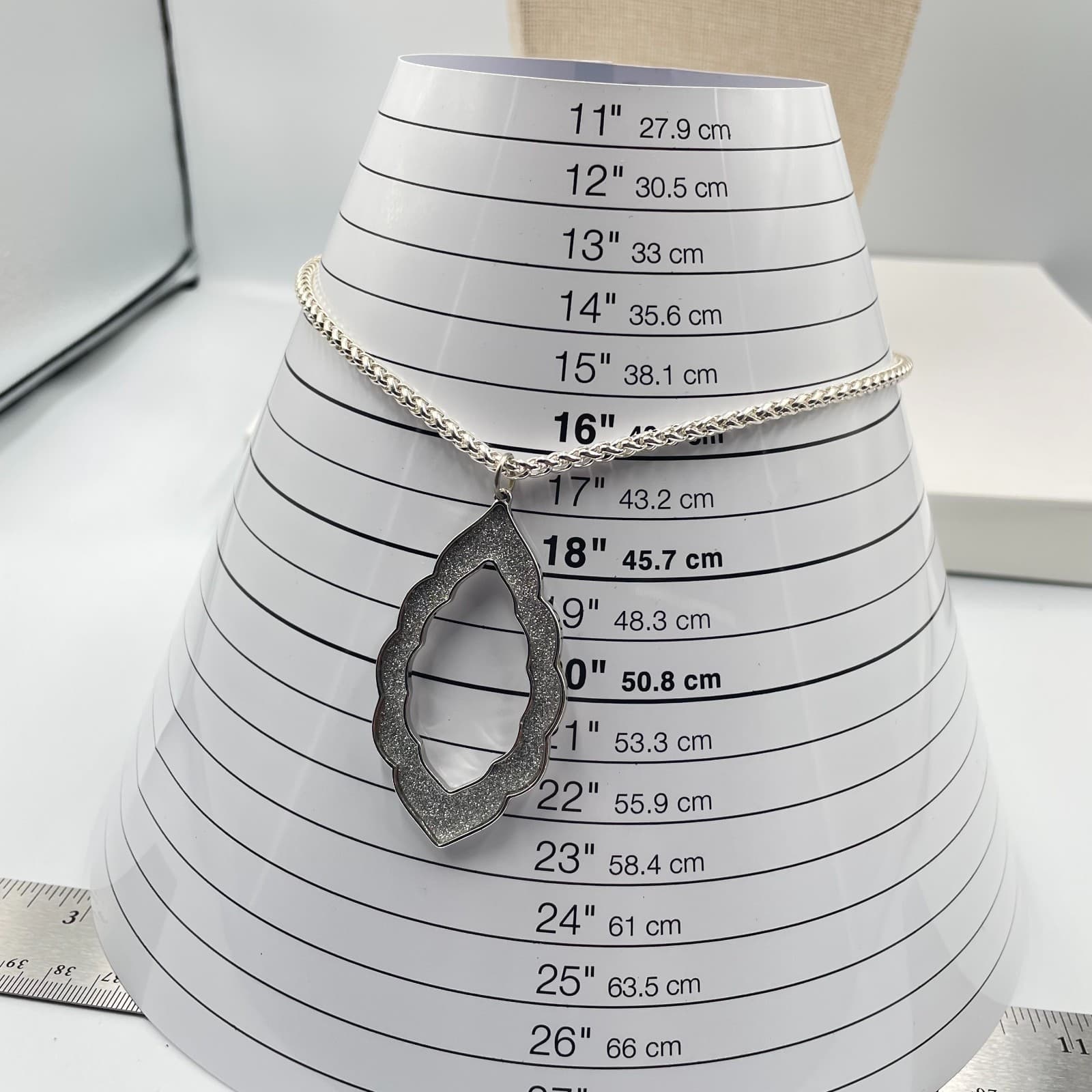 Silver-Tone Wheat Chain Glitter Resin Inlay Quatrefoil Pendant Lobster Necklace - Thumbnail 9