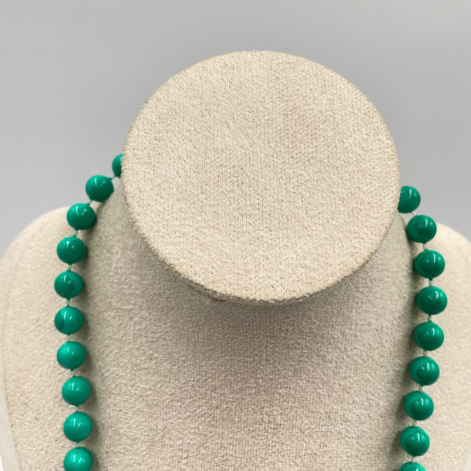 Vintage 1950s Graduated Green Classic Hand-Knotted Beaded Push Lock Necklace - Thumbnail 2
