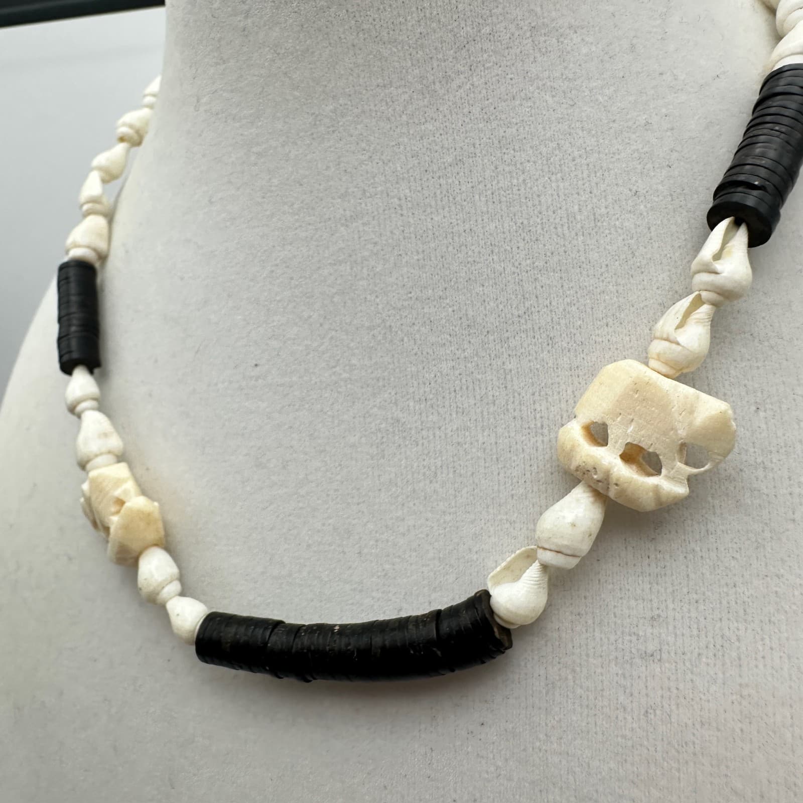 Vintage 80s Head Shell Heishi Beaded Necklace Women's Classic Fashion Jewelry - Thumbnail 3