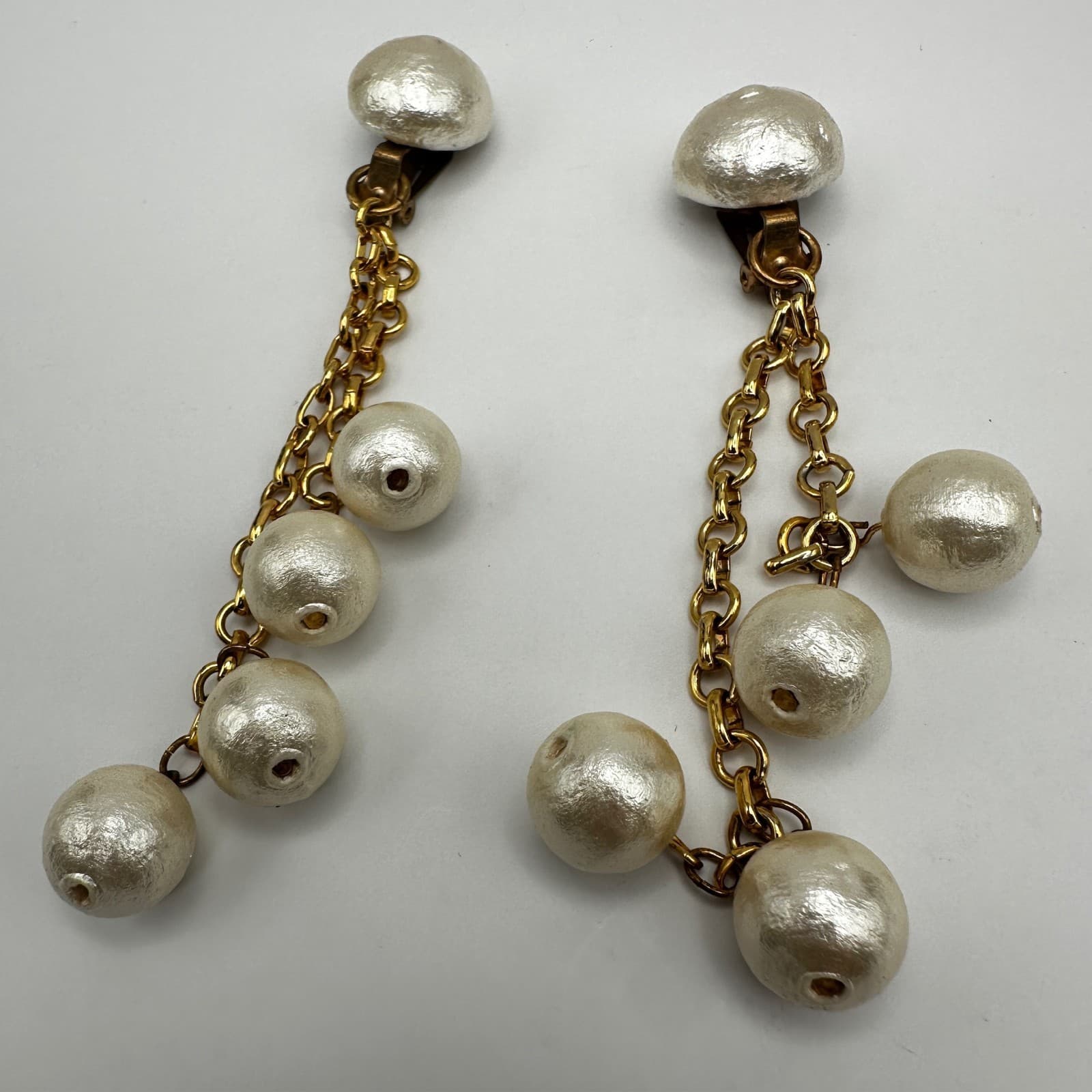 Vintage 90s Faux Pearl Dangle Clip On Earrings Gold Tone Chain Statement Jewelry - Thumbnail 3