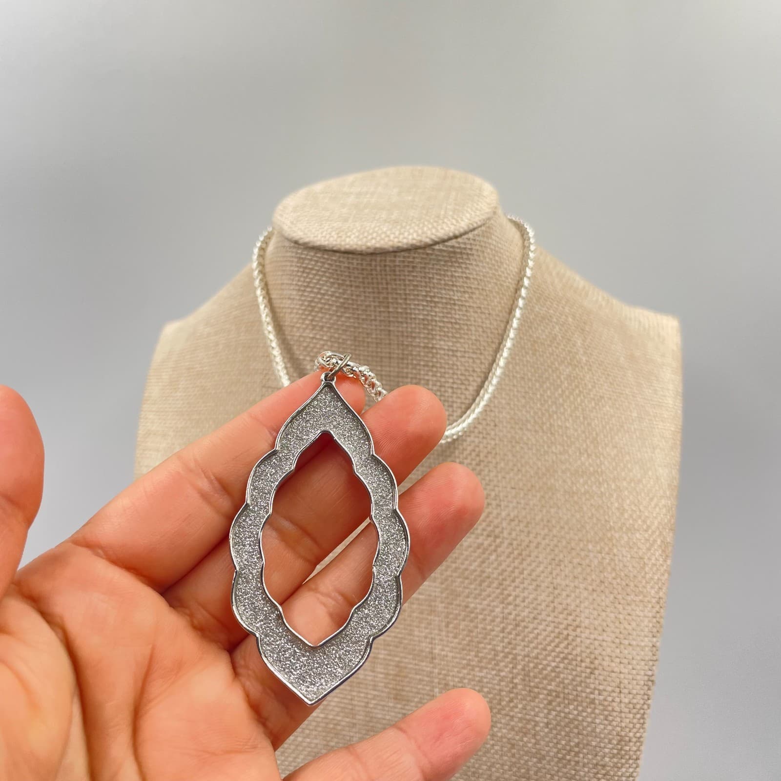 Silver-Tone Wheat Chain Glitter Resin Inlay Quatrefoil Pendant Lobster Necklace - Thumbnail 5