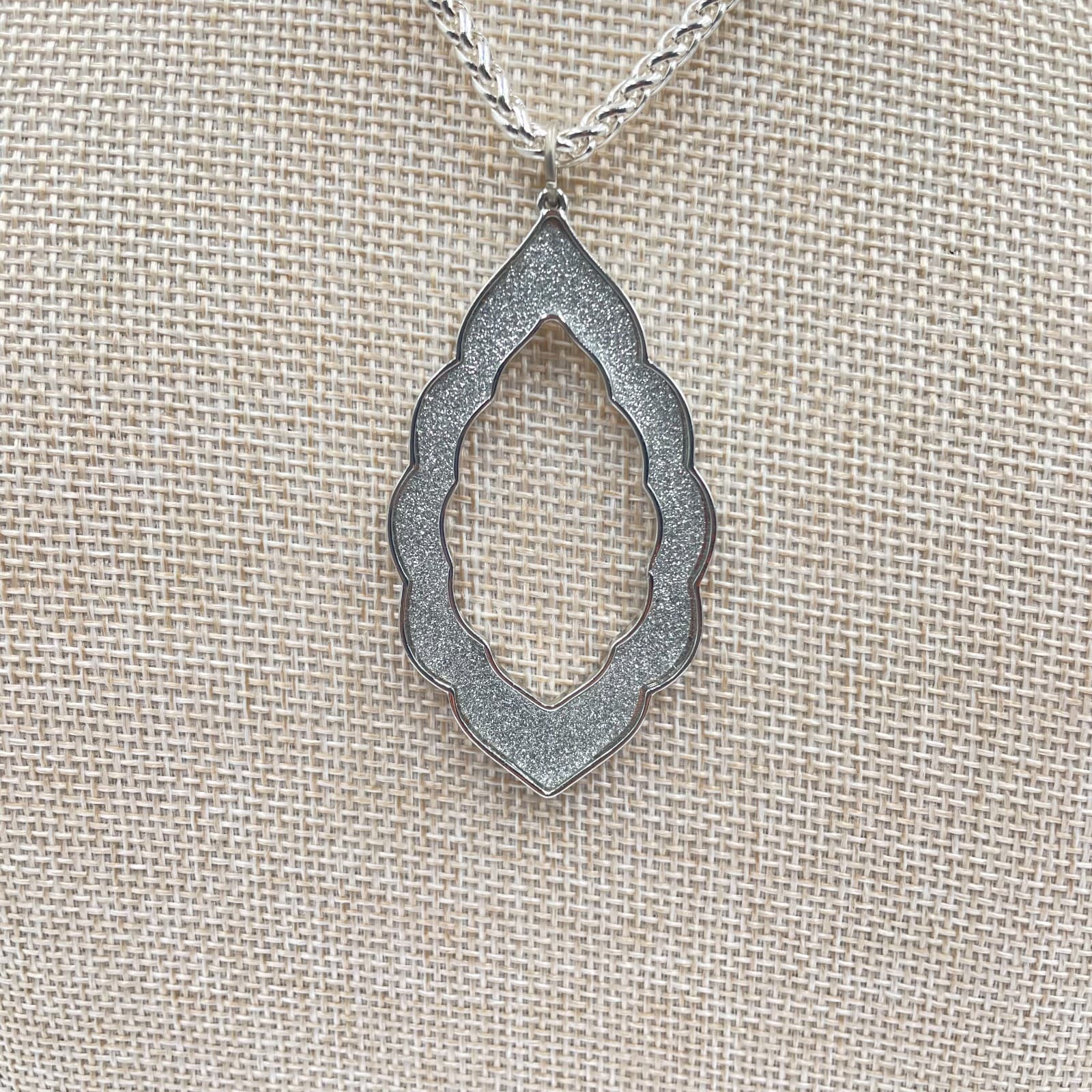 Silver-Tone Wheat Chain Glitter Resin Inlay Quatrefoil Pendant Lobster Necklace - Thumbnail 3