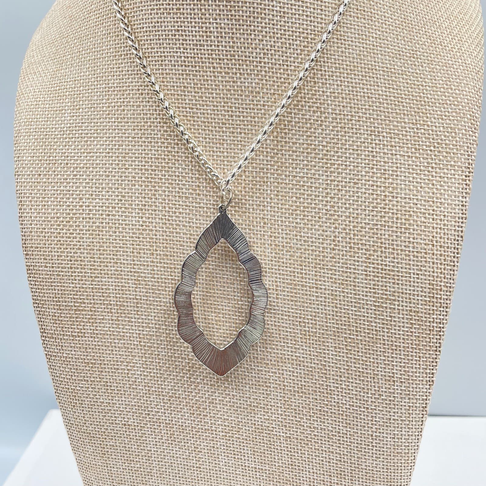 Silver-Tone Wheat Chain Glitter Resin Inlay Quatrefoil Pendant Lobster Necklace - Thumbnail 4