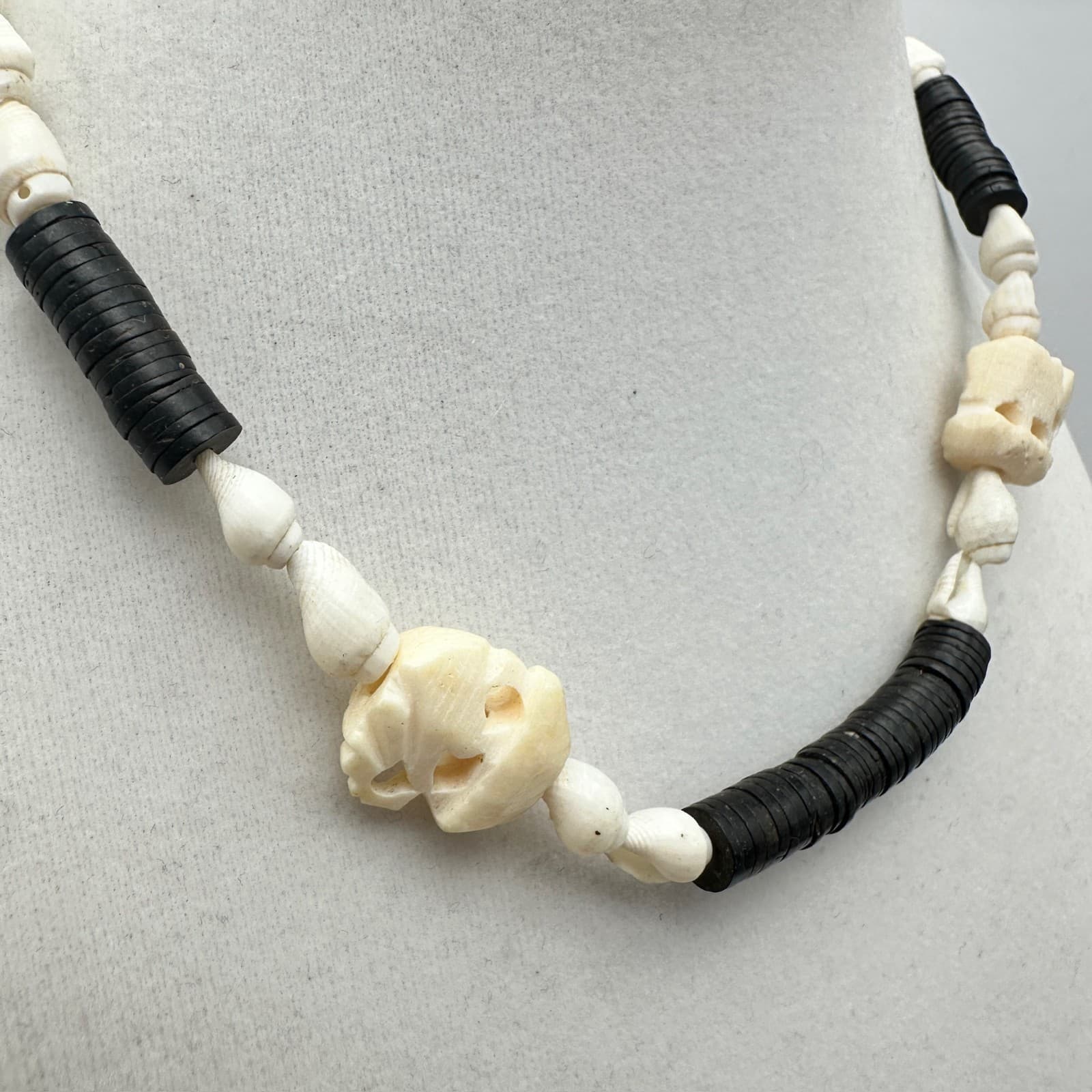 Vintage 80s Head Shell Heishi Beaded Necklace Women's Classic Fashion Jewelry - Thumbnail 2