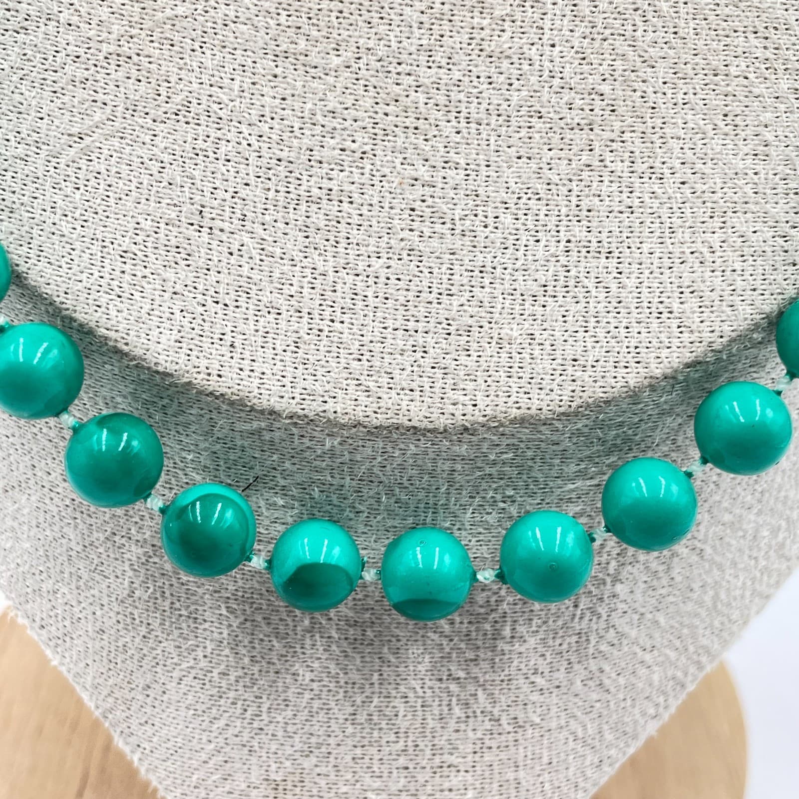 Vintage 1950s Graduated Green Classic Hand-Knotted Beaded Push Lock Necklace - Thumbnail 3