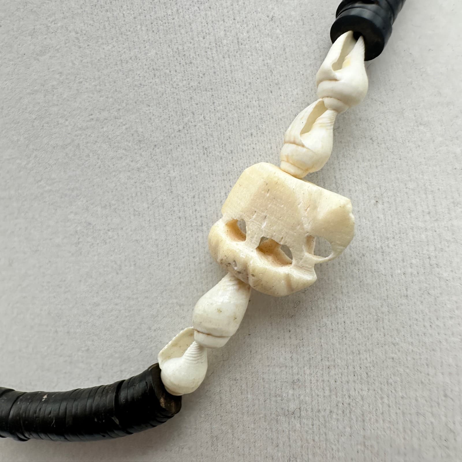 Vintage 80s Head Shell Heishi Beaded Necklace Women's Classic Fashion Jewelry - Thumbnail 4