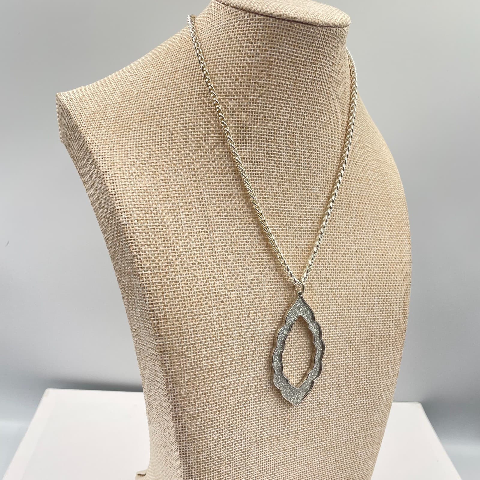 Silver-Tone Wheat Chain Glitter Resin Inlay Quatrefoil Pendant Lobster Necklace - Thumbnail 6