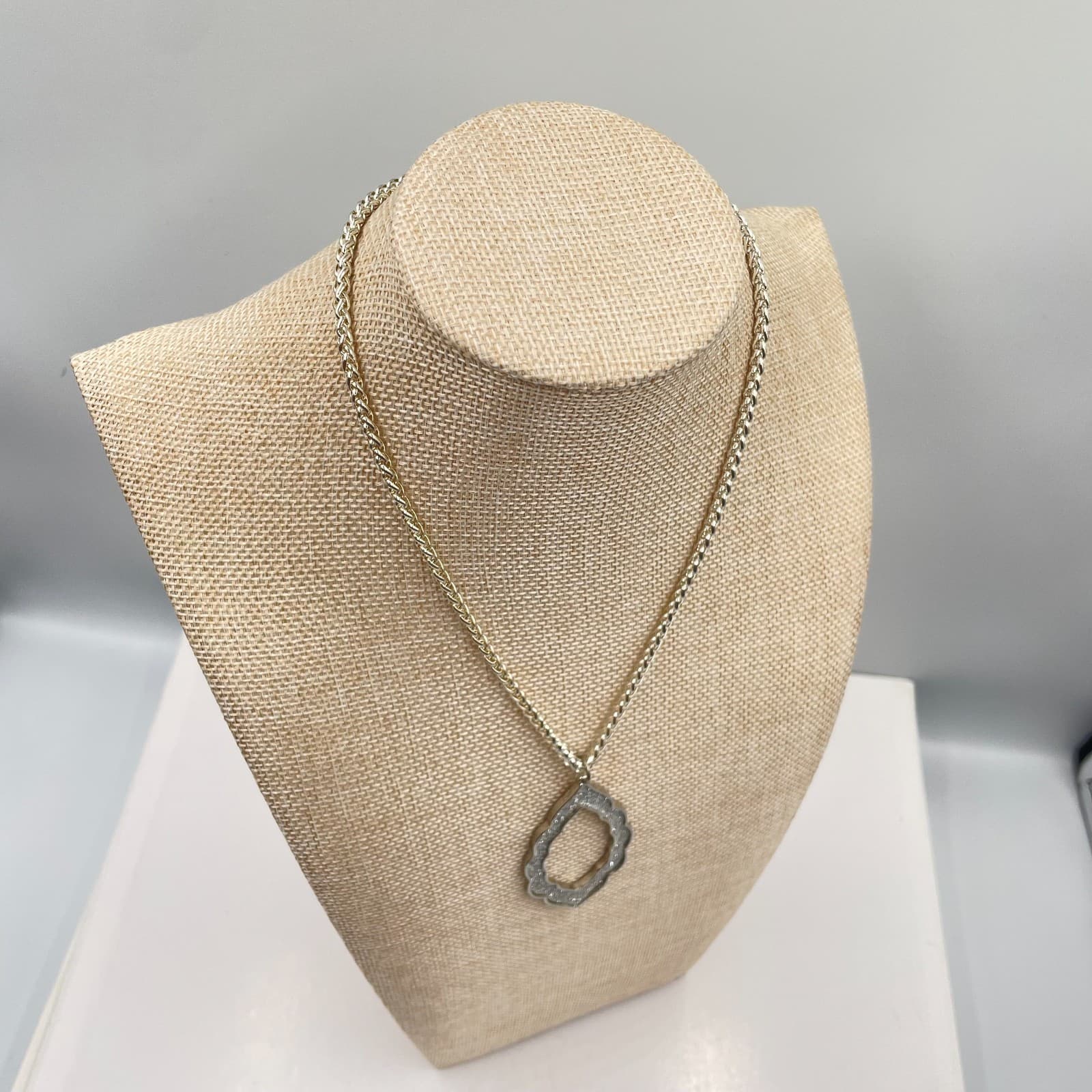 Silver-Tone Wheat Chain Glitter Resin Inlay Quatrefoil Pendant Lobster Necklace - Thumbnail 7