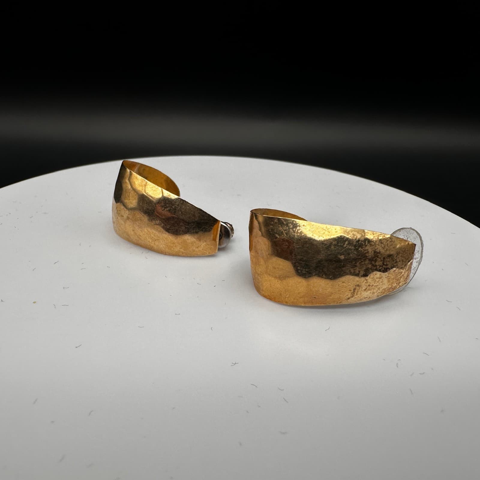 Vintage 80s 90s Hammered Gold Tone Cuff Earrings Wide Post Half Hoop Statement - Thumbnail 2