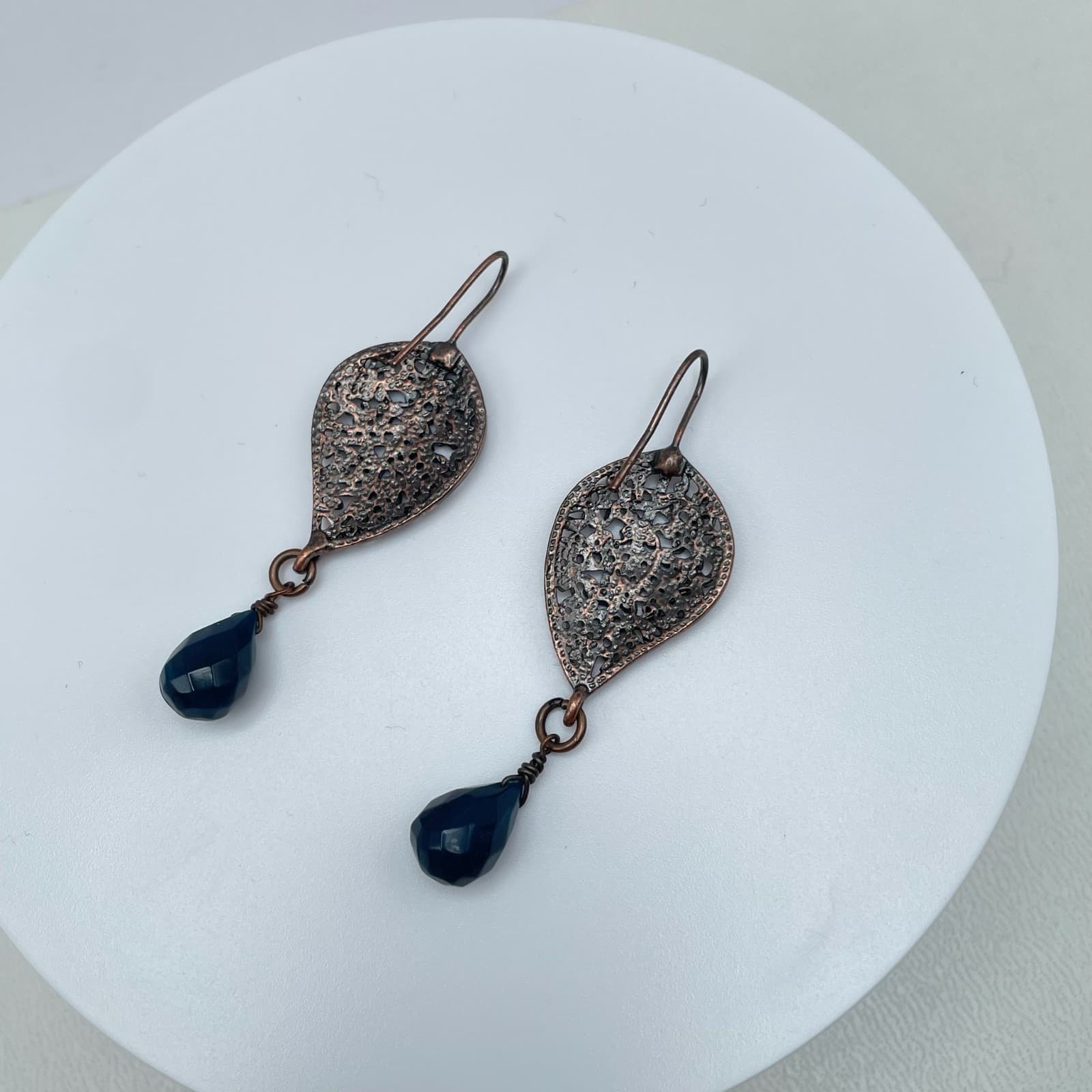 Vintage 90s Leaf Filigree Blue Teardrop Earrings Copper Tone Women's Jewelry - Thumbnail 2