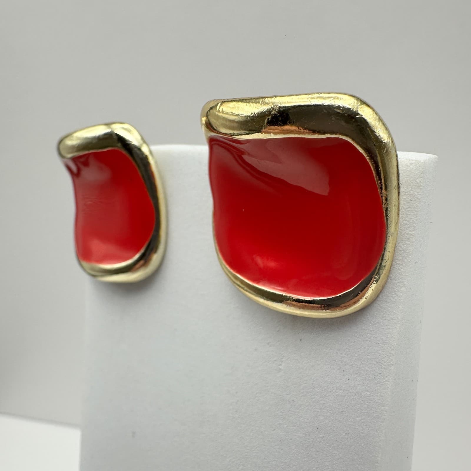 Vintage 80s Red Enamel Clip-On Earrings Gold Tone Curved Statement Jewelry - Thumbnail 3