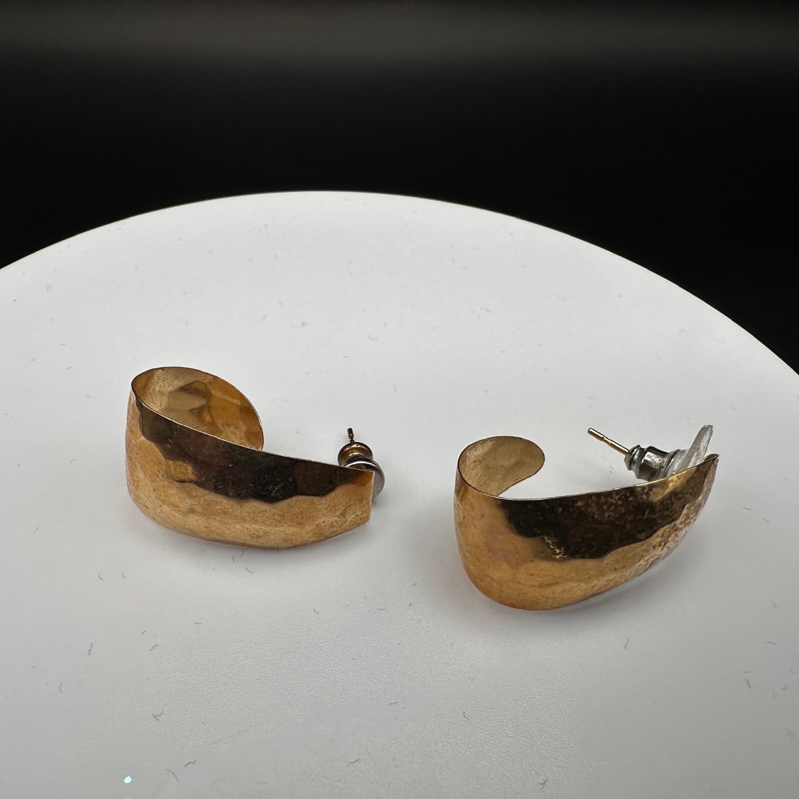 Vintage 80s 90s Hammered Gold Tone Cuff Earrings Wide Post Half Hoop Statement - Thumbnail 3