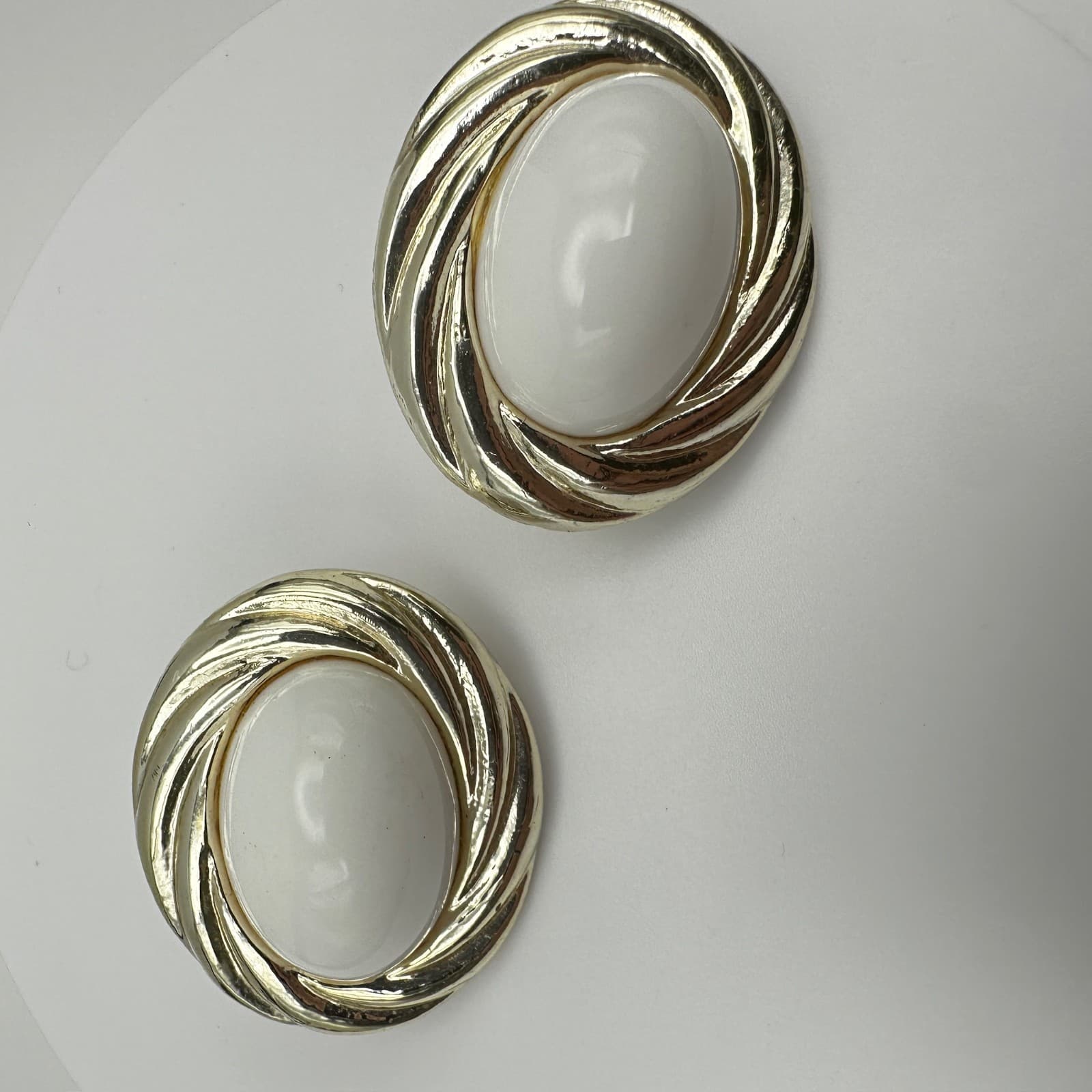 Vintage 90s Avon Accents White oval gold-tone cabochon earrings Jewelry - Thumbnail 3
