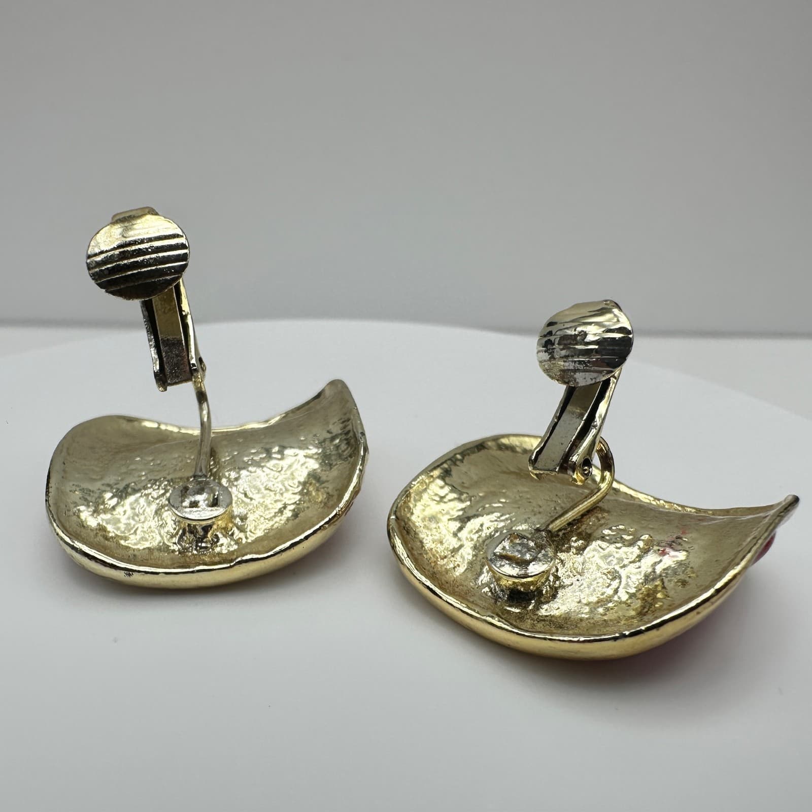 Vintage 80s Red Enamel Clip-On Earrings Gold Tone Curved Statement Jewelry - Thumbnail 7
