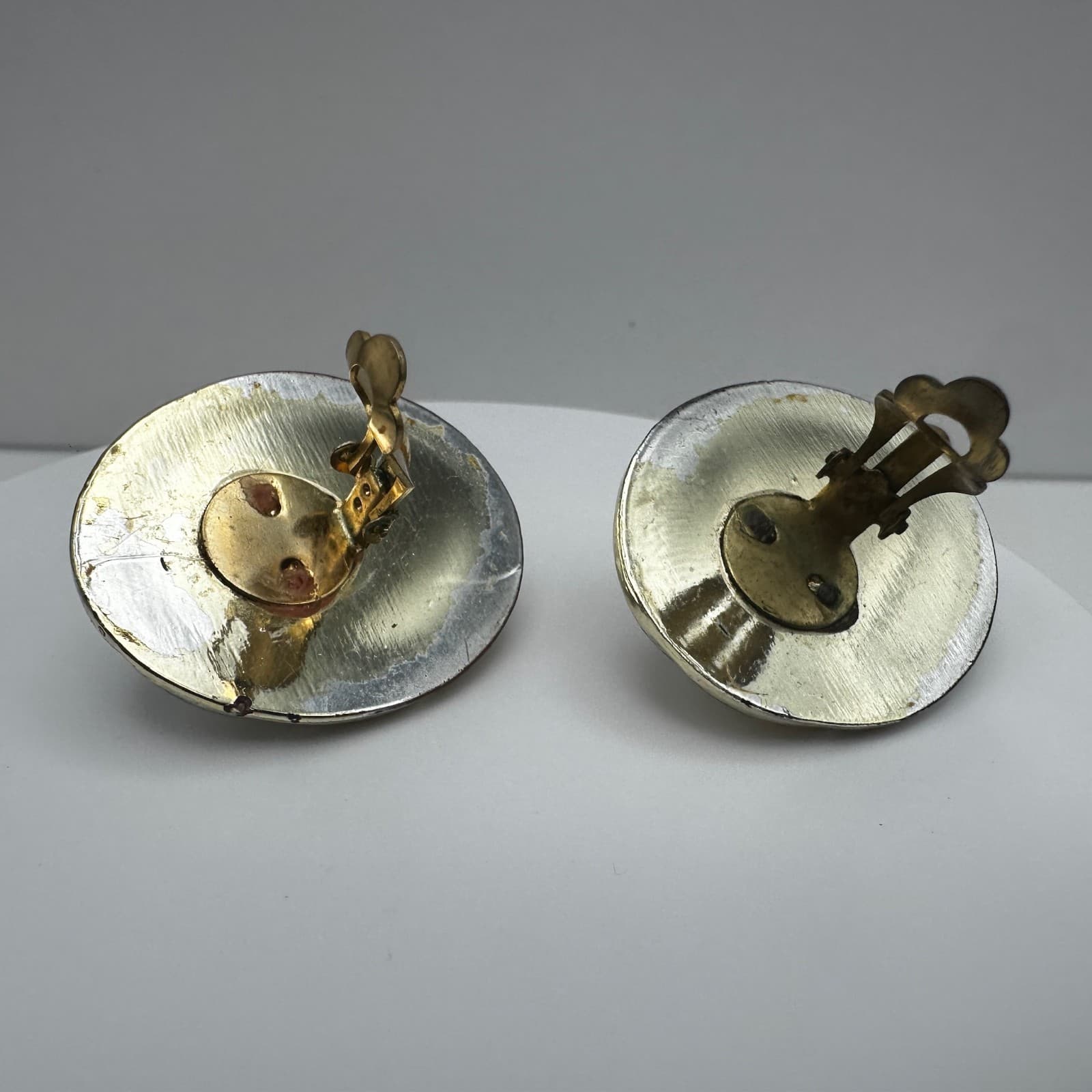 Vintage 90s Avon Accents White oval gold-tone cabochon earrings Jewelry - Thumbnail 5