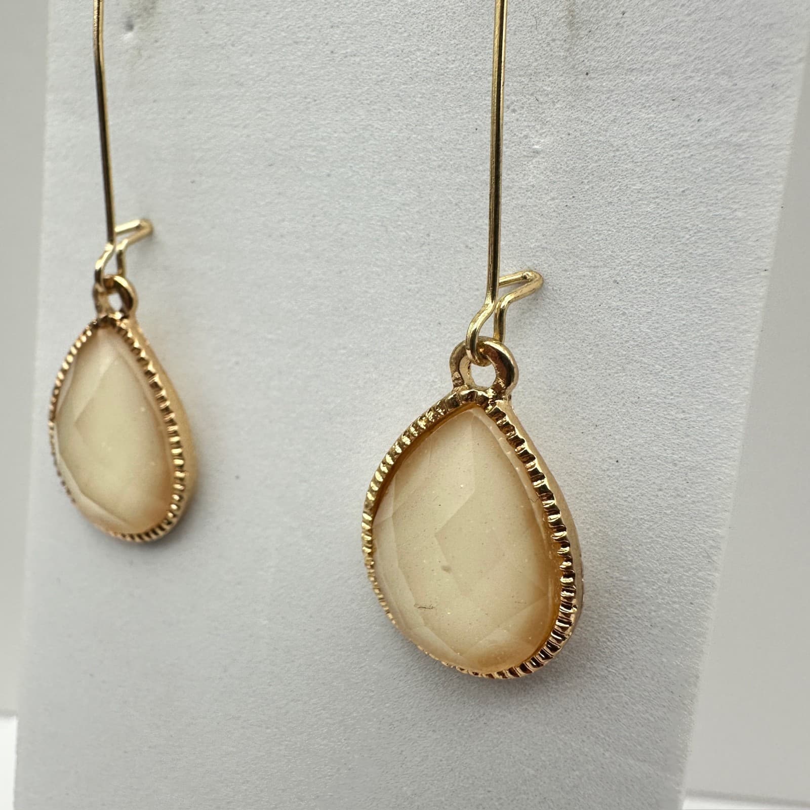 Vintage Y2K Cream Faux Druzy Teardrop Earrings Gold Tone Kidney Wire Dangle - Thumbnail 3