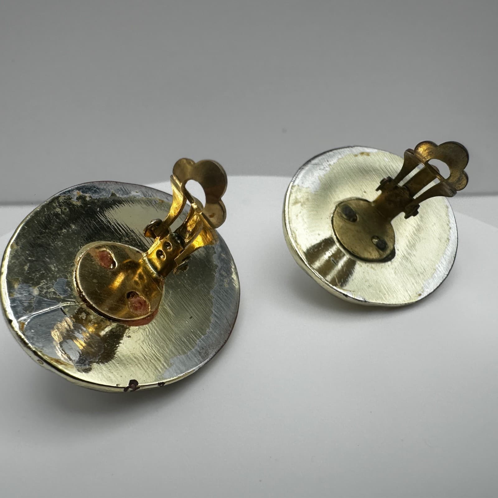 Vintage 90s Avon Accents White oval gold-tone cabochon earrings Jewelry - Thumbnail 6