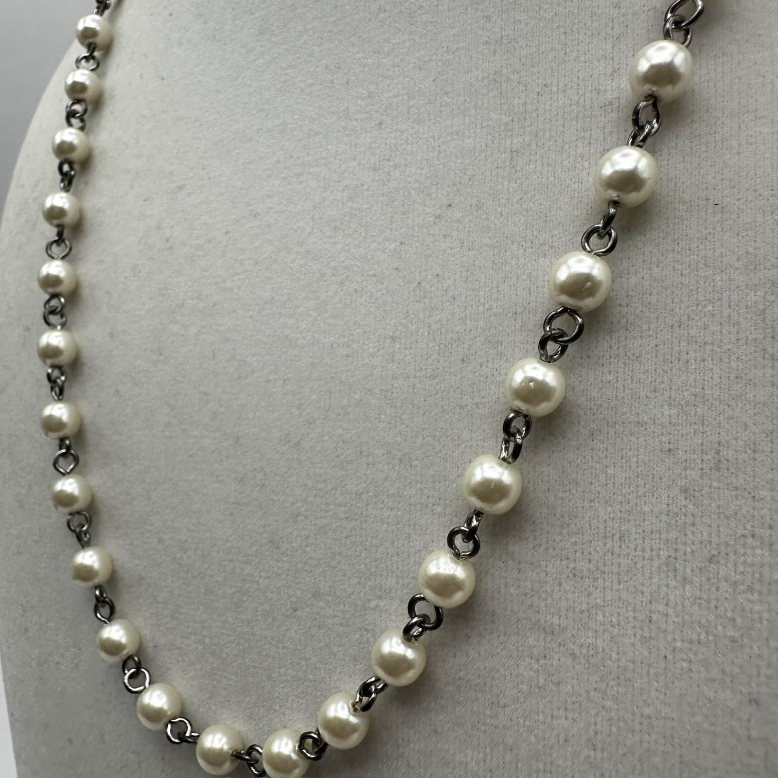 Vtg 80s Faux Pearl Plastic Bead Station Necklace Silver Tone Chain Chic Jewelry - Thumbnail 5