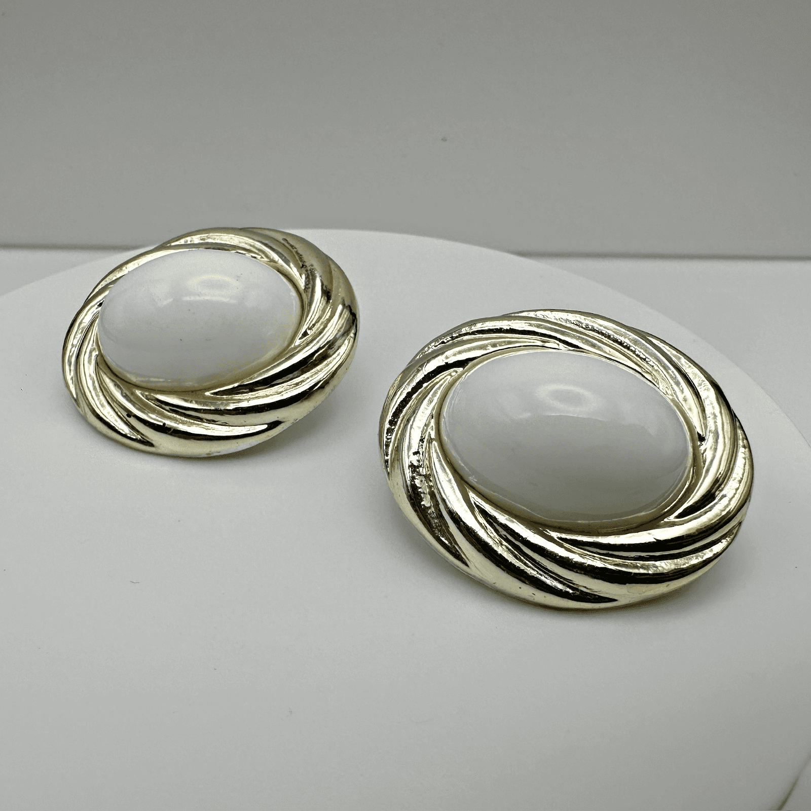 Vintage 90s Avon Accents White oval gold-tone cabochon earrings Jewelry - Image 1