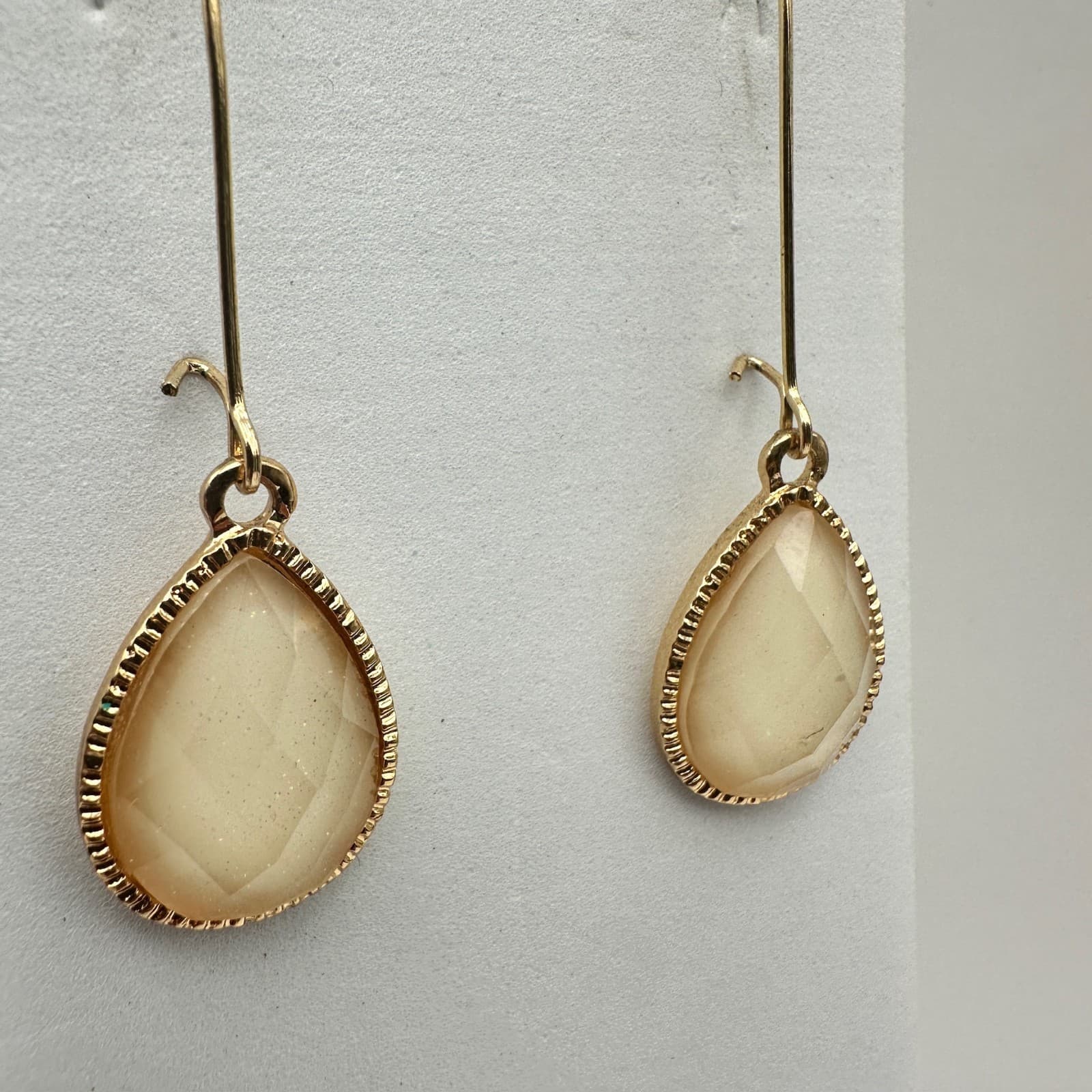 Vintage Y2K Cream Faux Druzy Teardrop Earrings Gold Tone Kidney Wire Dangle - Thumbnail 2