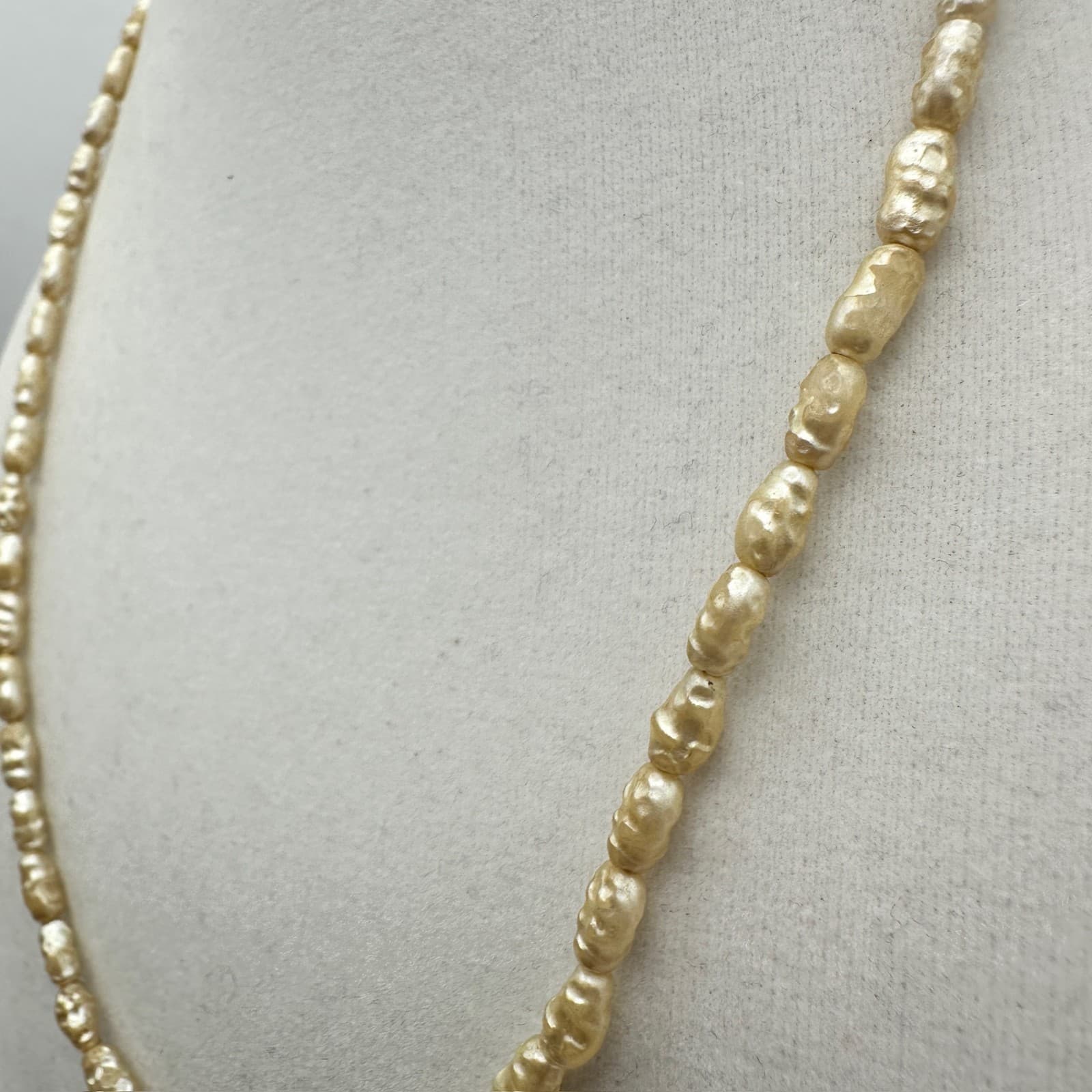 Vintage 90s Cream Baroque Plastic Bead Necklace Iridescent Faux Pearl Strand - Thumbnail 3