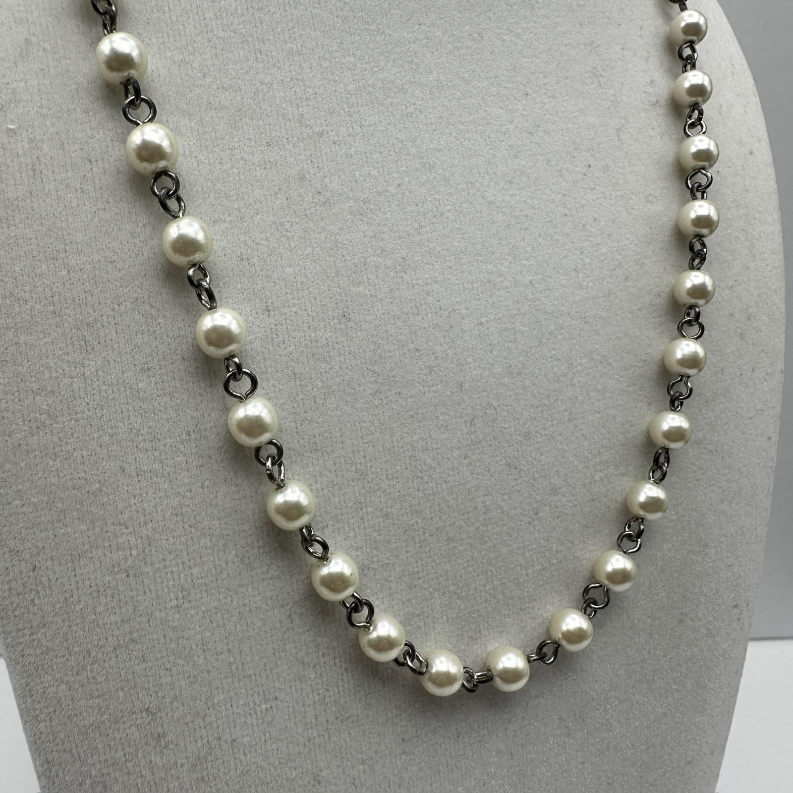 Vtg 80s Faux Pearl Plastic Bead Station Necklace Silver Tone Chain Chic Jewelry - Thumbnail 3