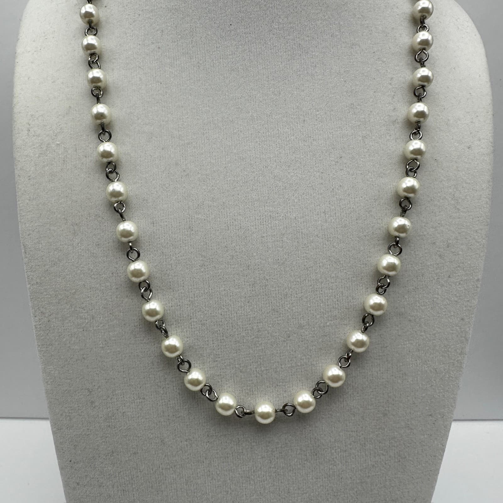Vtg 80s Faux Pearl Plastic Bead Station Necklace Silver Tone Chain Chic Jewelry - Thumbnail 2