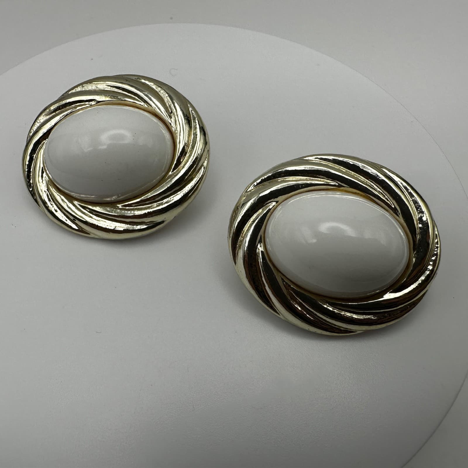 Vintage 90s Avon Accents White oval gold-tone cabochon earrings Jewelry - Thumbnail 2