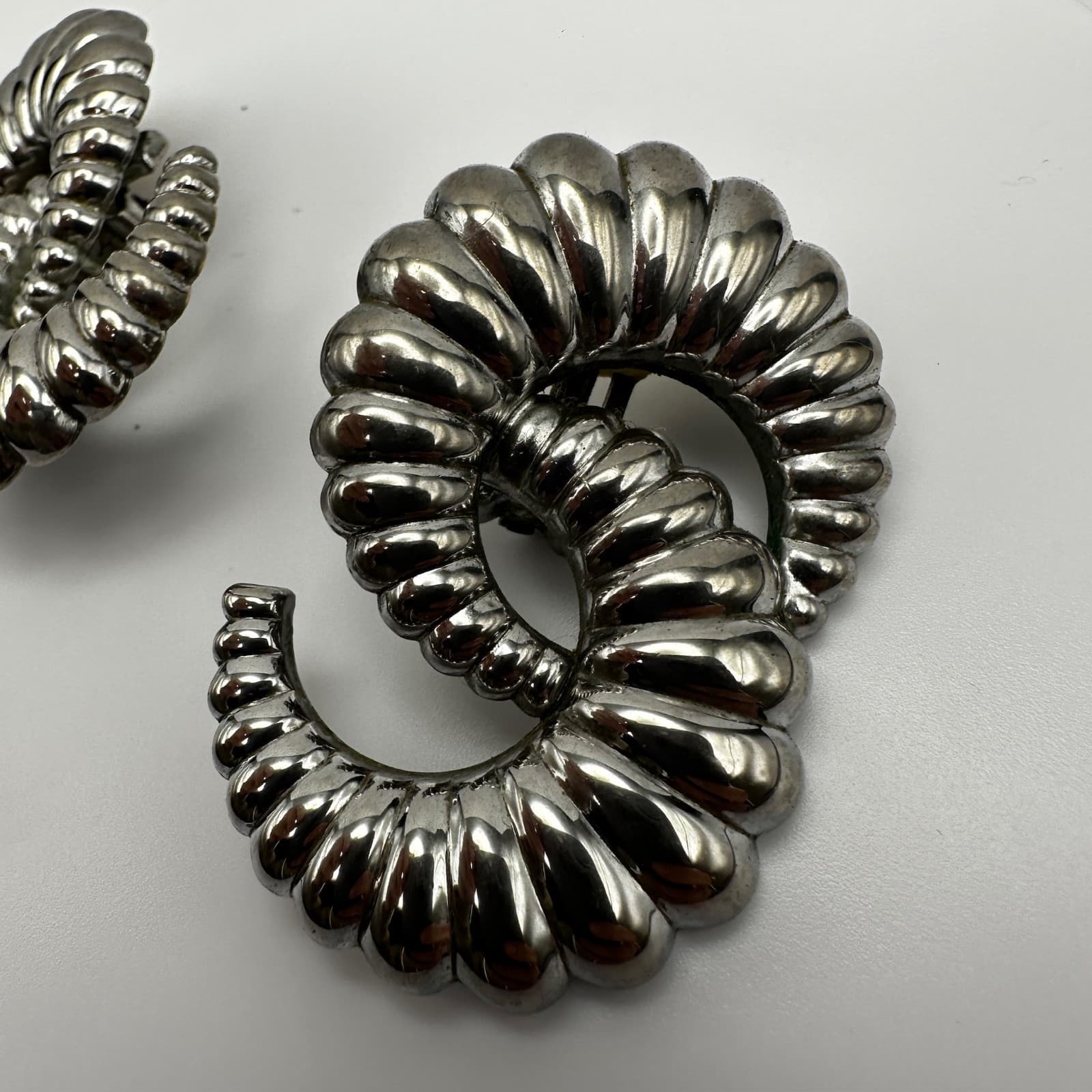 Vintage 80s Ram Horn Scroll Clip On Earrings Silver Tone Gunmetal Jewelry - Thumbnail 3