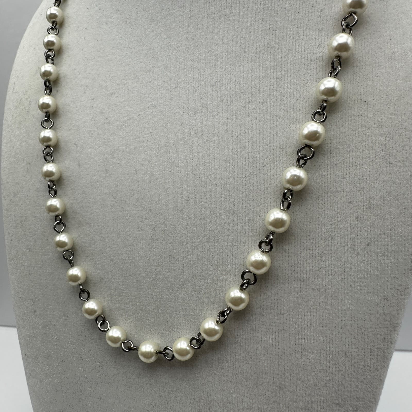 Vtg 80s Faux Pearl Plastic Bead Station Necklace Silver Tone Chain Chic Jewelry - Thumbnail 4