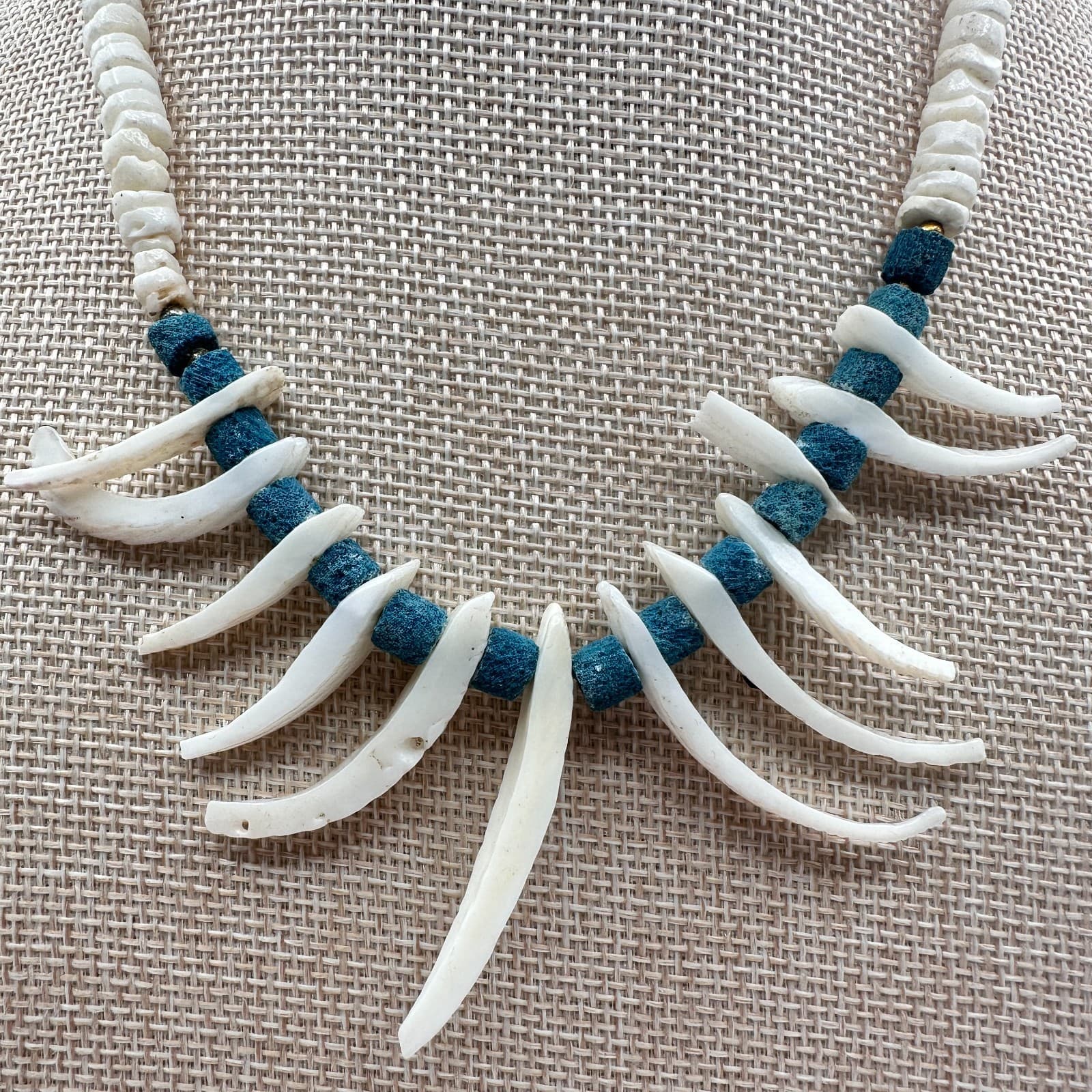 Vintage 90s White Blue Heishi Spiky Shell Beaded Necklace Silver Tone Jewelry - Thumbnail 3
