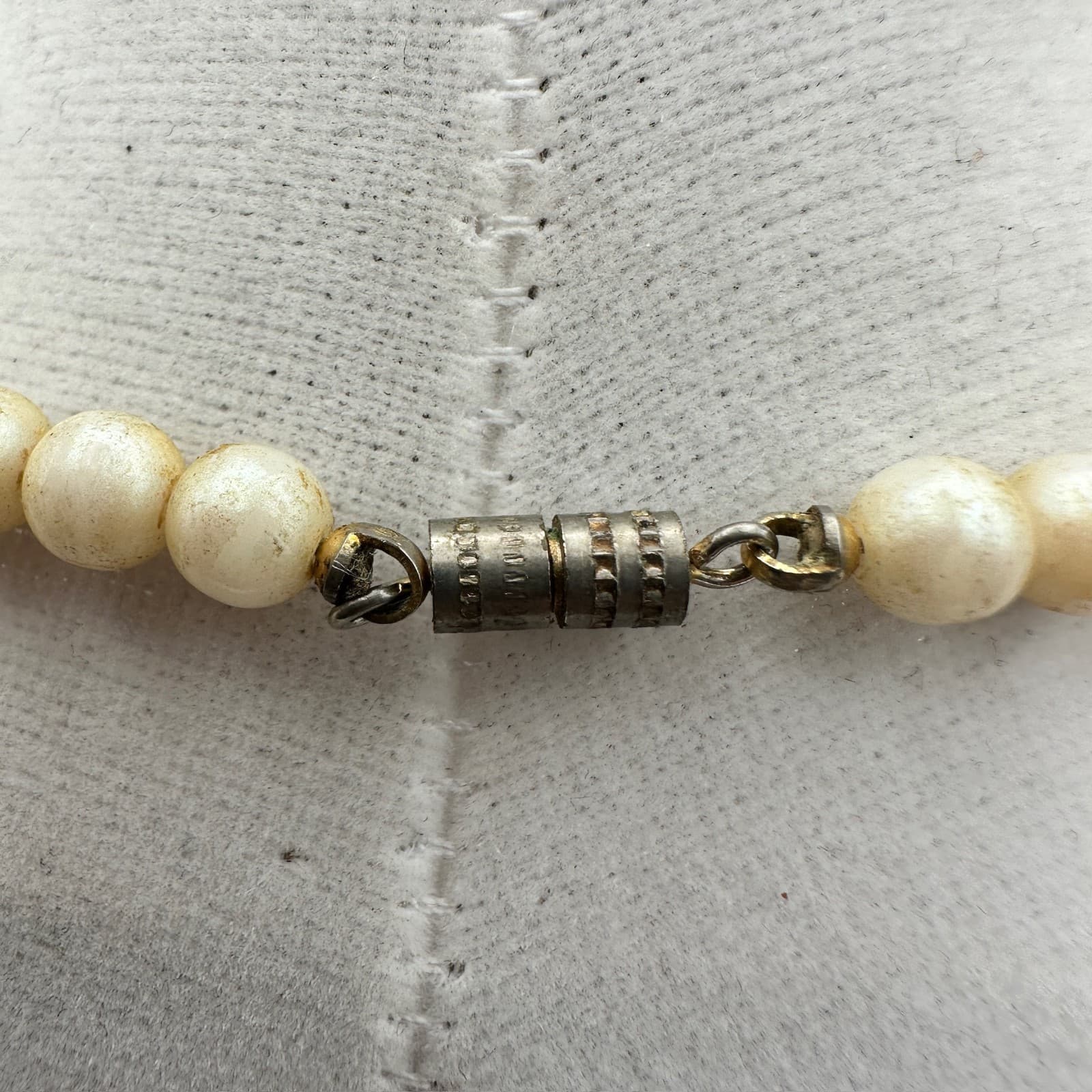 Vintage 90s Cream Faux Pearl Necklace Round Bead Strand Barrel Clasp Jewelry - Thumbnail 6