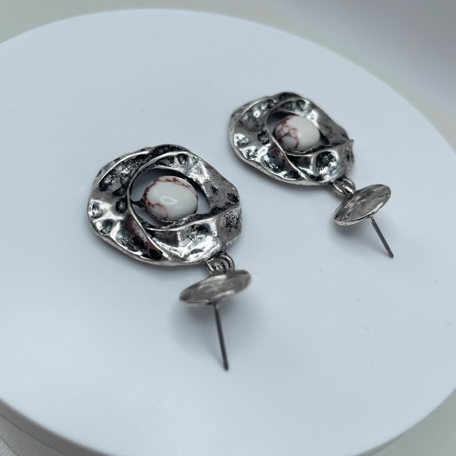 Vintage 90s White Stone Hammered Drop Earrings Silver Tone Women's Jewelry - Thumbnail 9