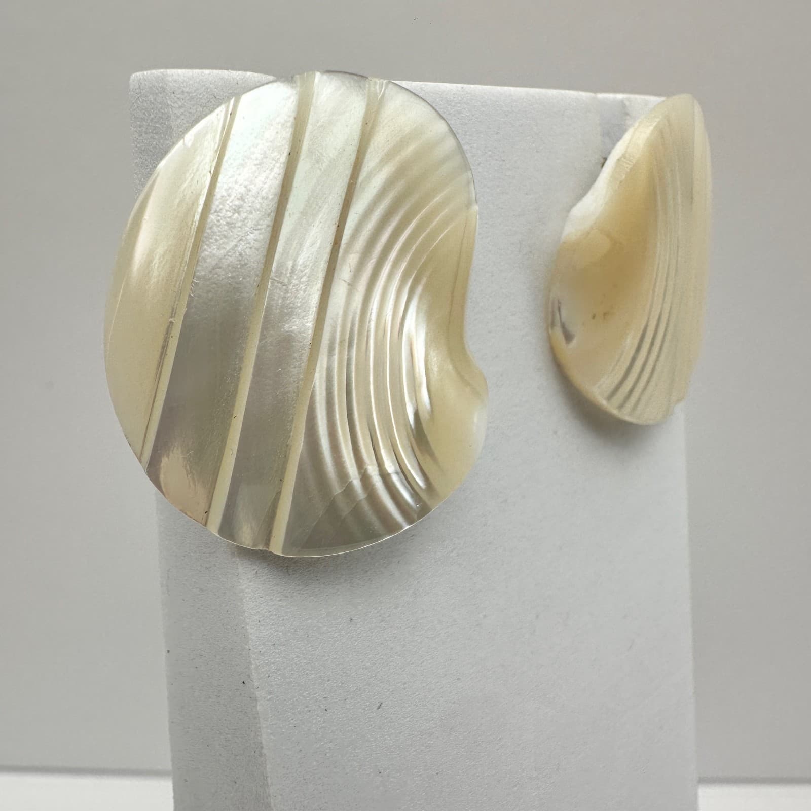 Vintage 90s Mother of Pearl Cream Stud Earrings Shell Carved Women's Jewelry - Thumbnail 2