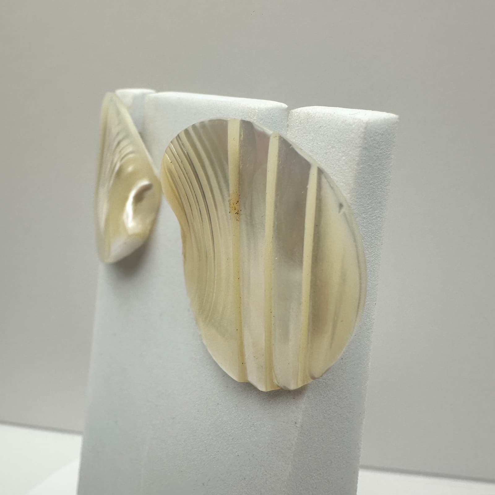 Vintage 90s Mother of Pearl Cream Stud Earrings Shell Carved Women's Jewelry - Thumbnail 3