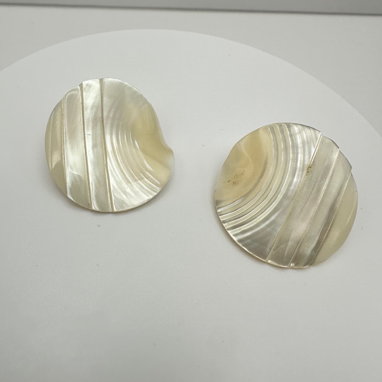 Vintage 90s Mother of Pearl Cream Stud Earrings Shell Carved Women's Jewelry - Thumbnail 5