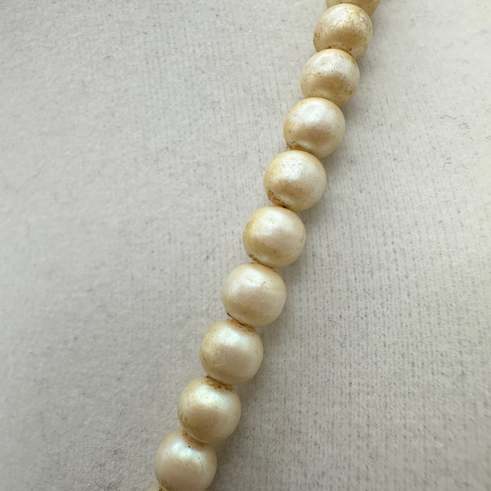 Vintage 90s Cream Faux Pearl Necklace Round Bead Strand Barrel Clasp Jewelry - Thumbnail 5