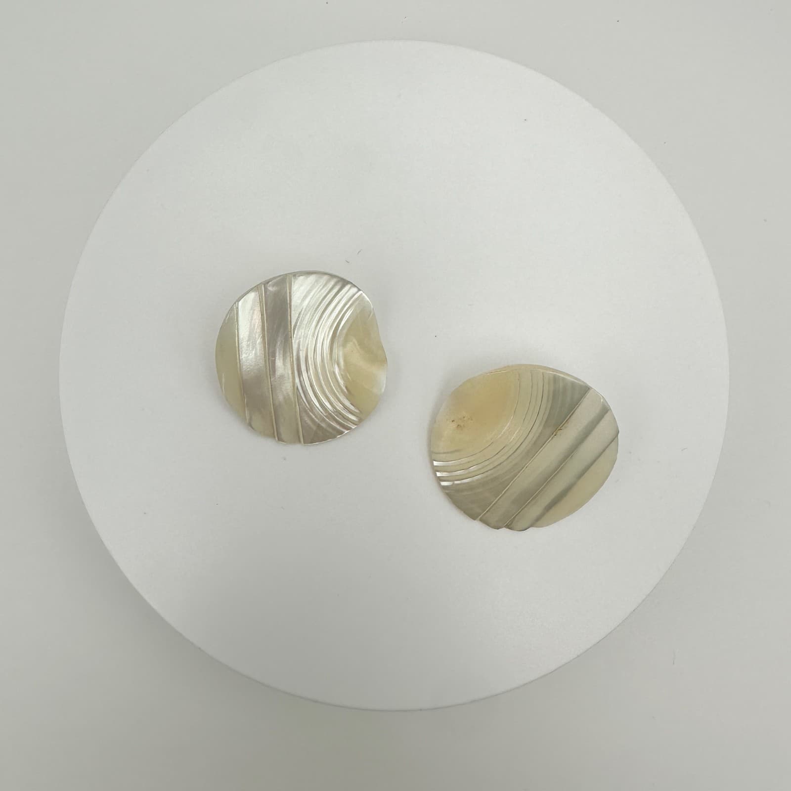 Vintage 90s Mother of Pearl Cream Stud Earrings Shell Carved Women's Jewelry - Thumbnail 4