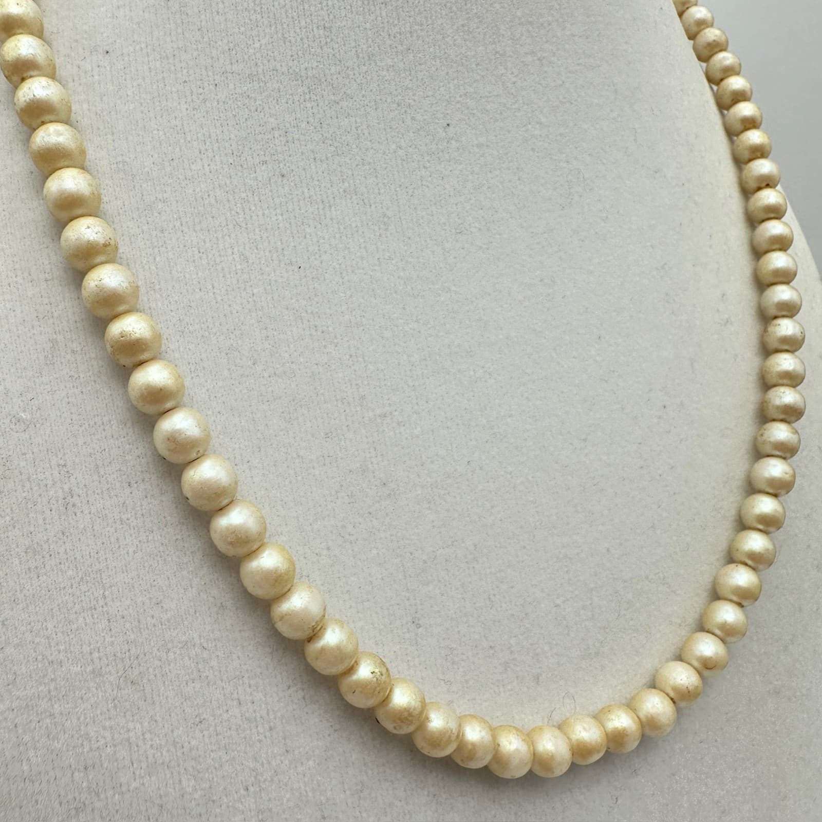 Vintage 90s Cream Faux Pearl Necklace Round Bead Strand Barrel Clasp Jewelry - Thumbnail 2