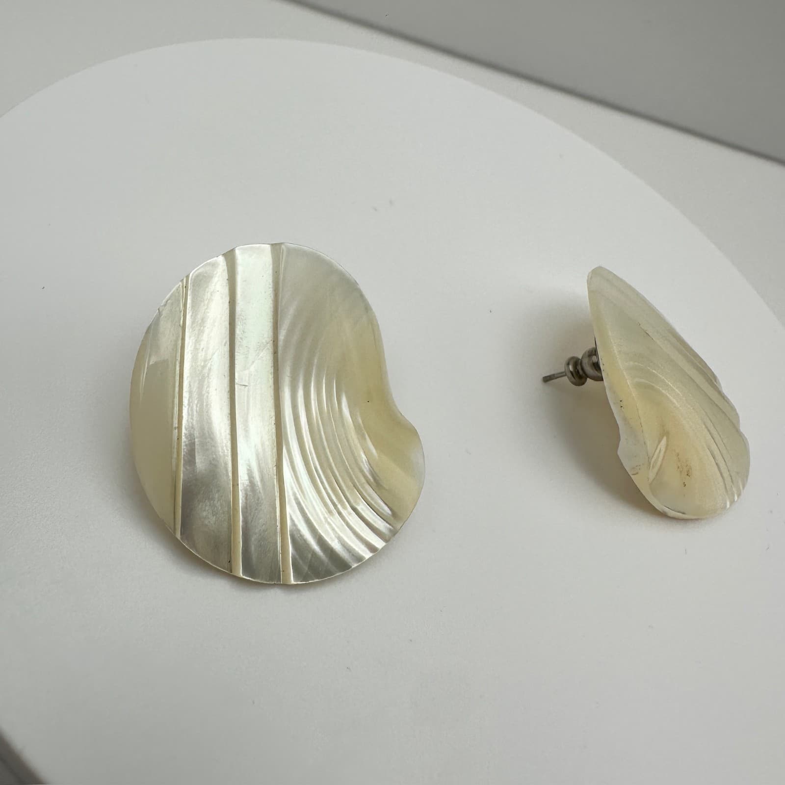 Vintage 90s Mother of Pearl Cream Stud Earrings Shell Carved Women's Jewelry - Thumbnail 7