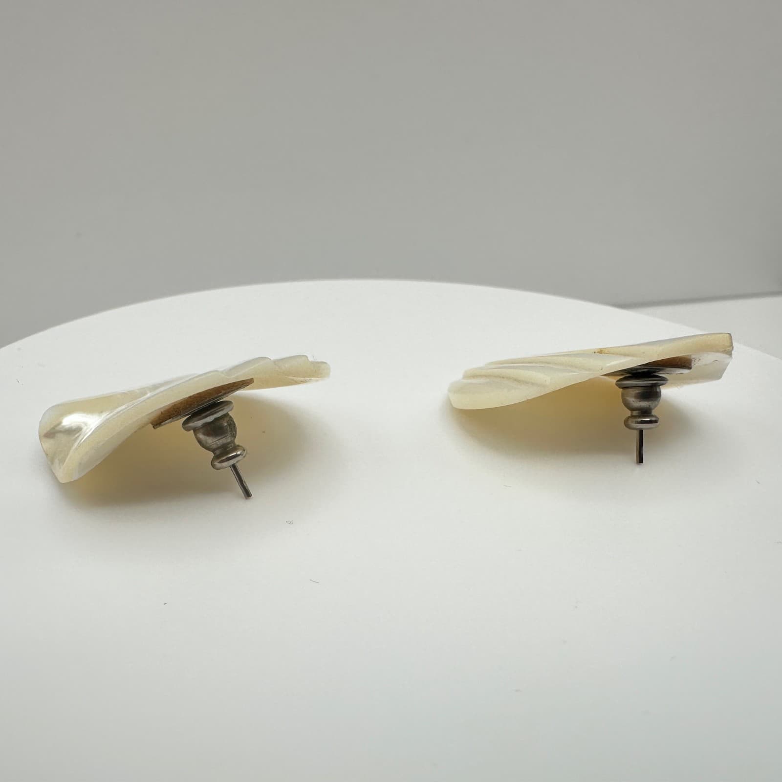 Vintage 90s Mother of Pearl Cream Stud Earrings Shell Carved Women's Jewelry - Thumbnail 6