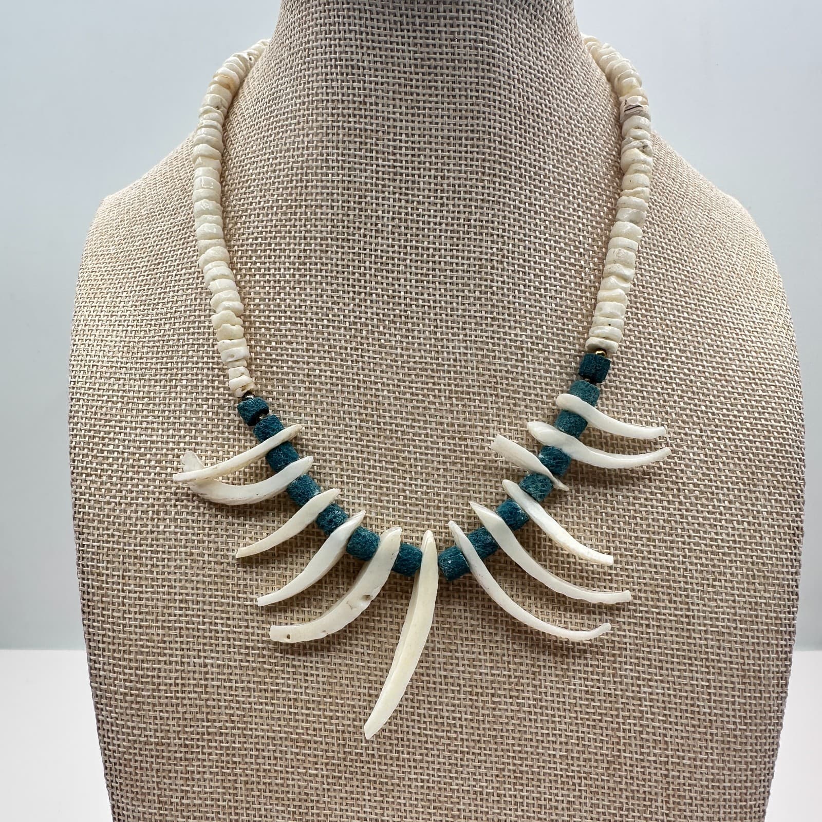 Vintage 90s White Blue Heishi Spiky Shell Beaded Necklace Silver Tone Jewelry - Thumbnail 2