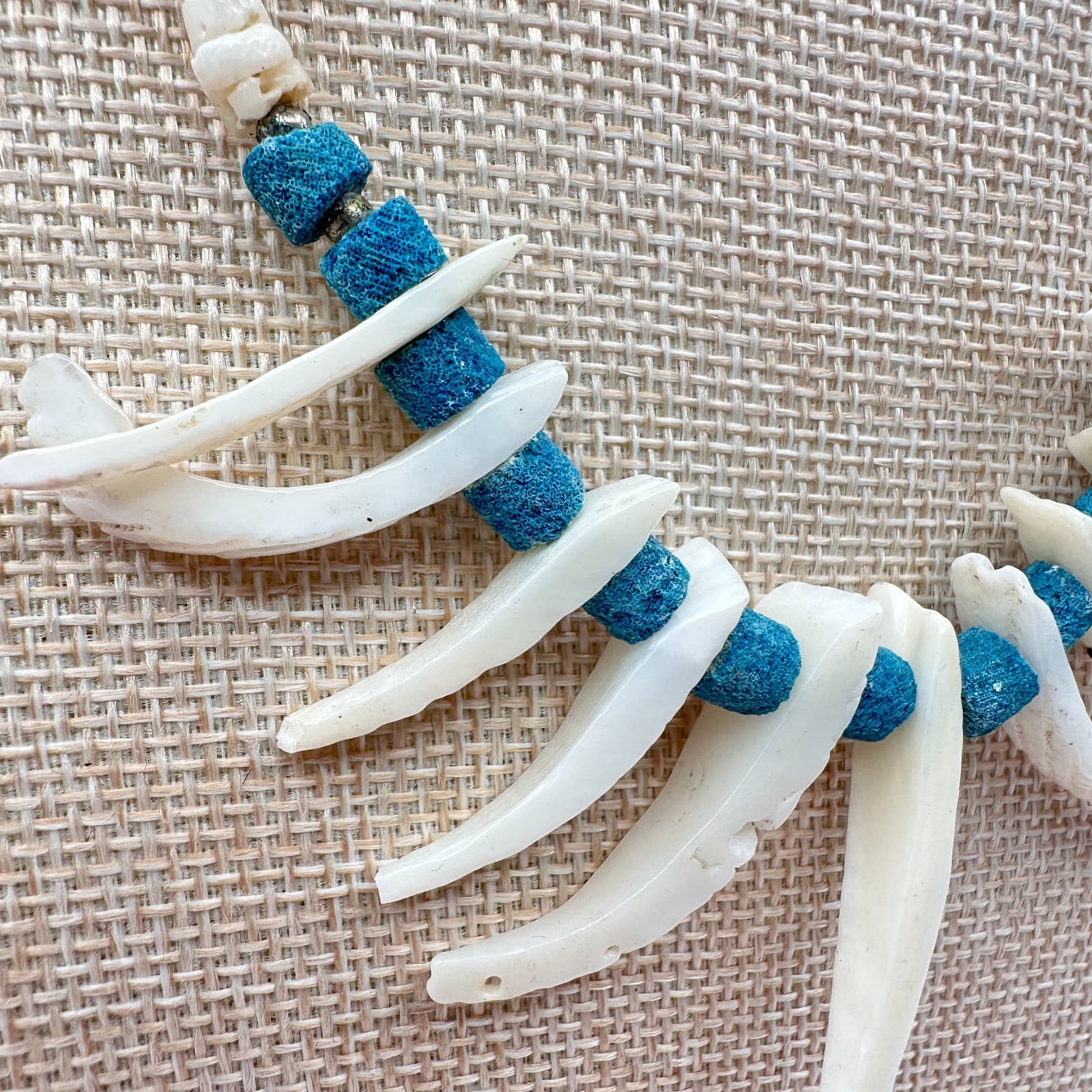 Vintage 90s White Blue Heishi Spiky Shell Beaded Necklace Silver Tone Jewelry - Thumbnail 4