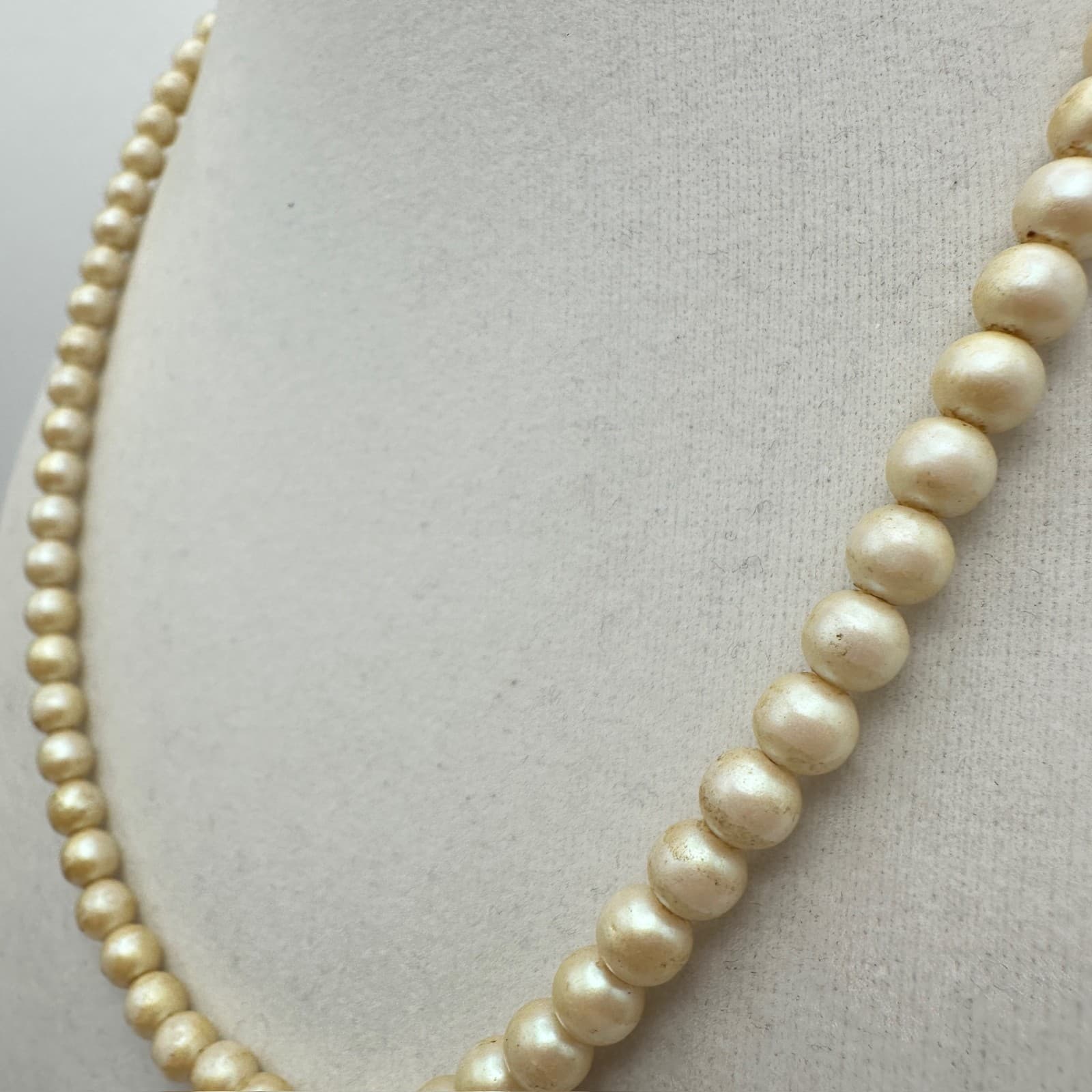 Vintage 90s Cream Faux Pearl Necklace Round Bead Strand Barrel Clasp Jewelry - Thumbnail 4