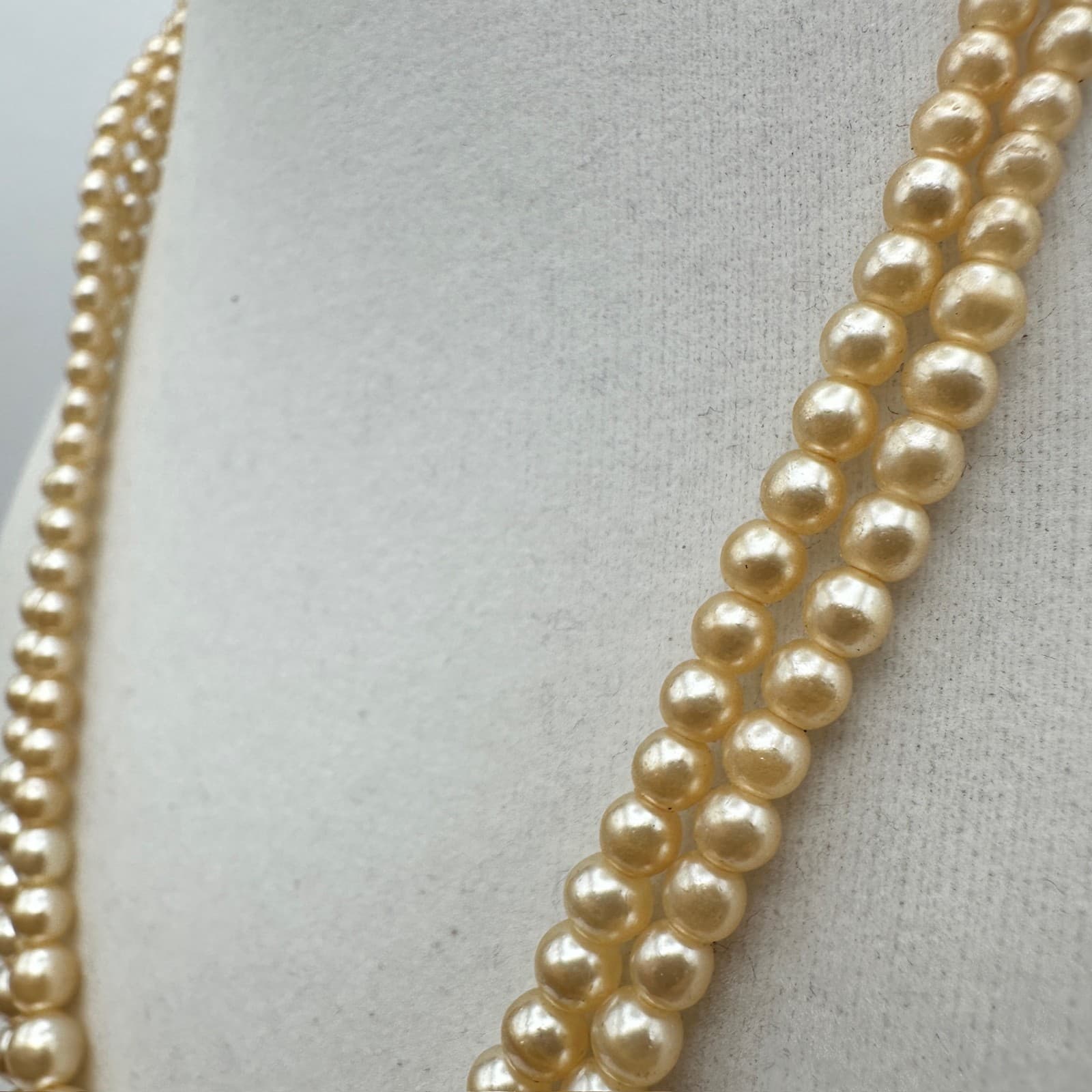 Vintage 80s Plastic Pearl Necklace Double Strand Cream Gold Tone Jewelry - Thumbnail 5