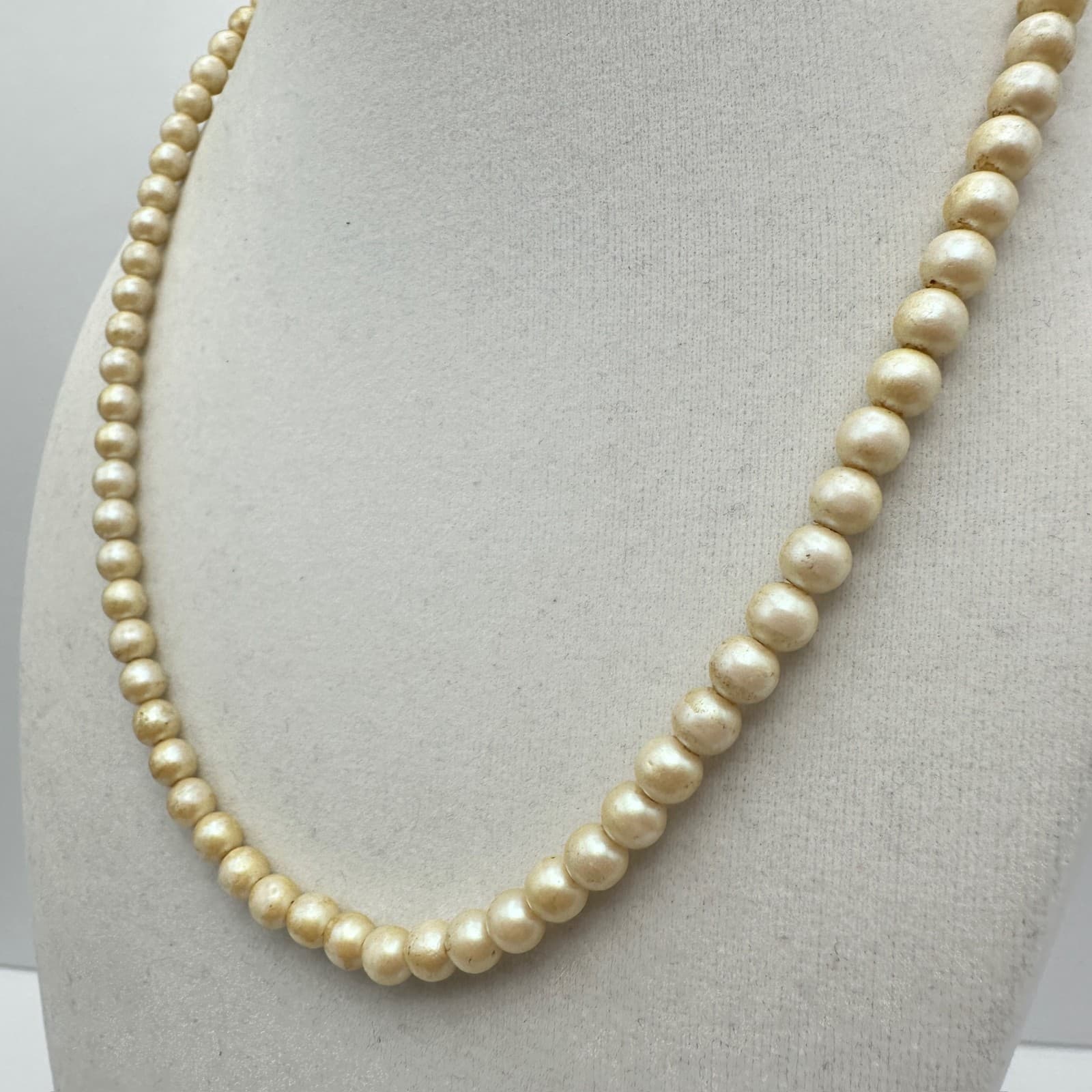 Vintage 90s Cream Faux Pearl Necklace Round Bead Strand Barrel Clasp Jewelry - Thumbnail 3