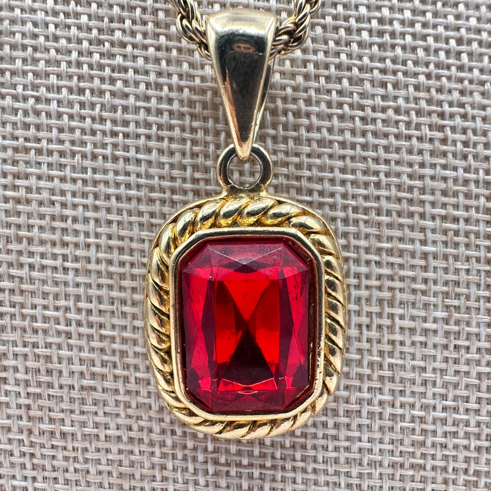 Vintage 90s Rope Chain Red Glass Emerald Cut Pendant Necklace Gold Tone Jewelry - Thumbnail 4