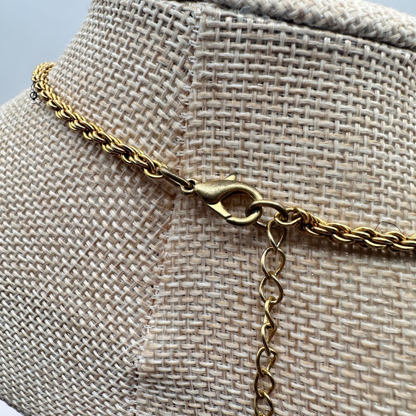 Vintage 90s Rope Chain Red Glass Emerald Cut Pendant Necklace Gold Tone Jewelry - Thumbnail 6