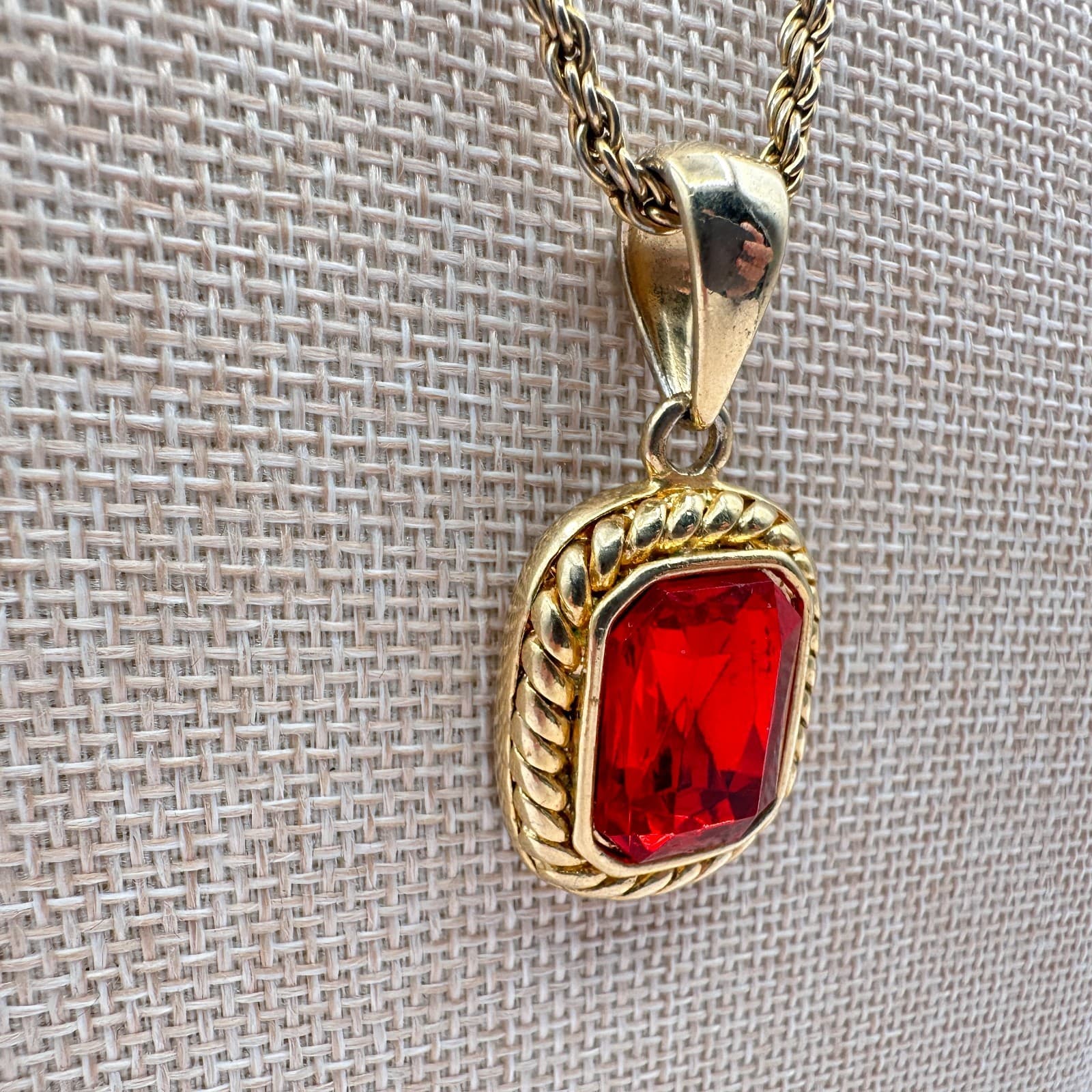 Vintage 90s Rope Chain Red Glass Emerald Cut Pendant Necklace Gold Tone Jewelry - Thumbnail 5